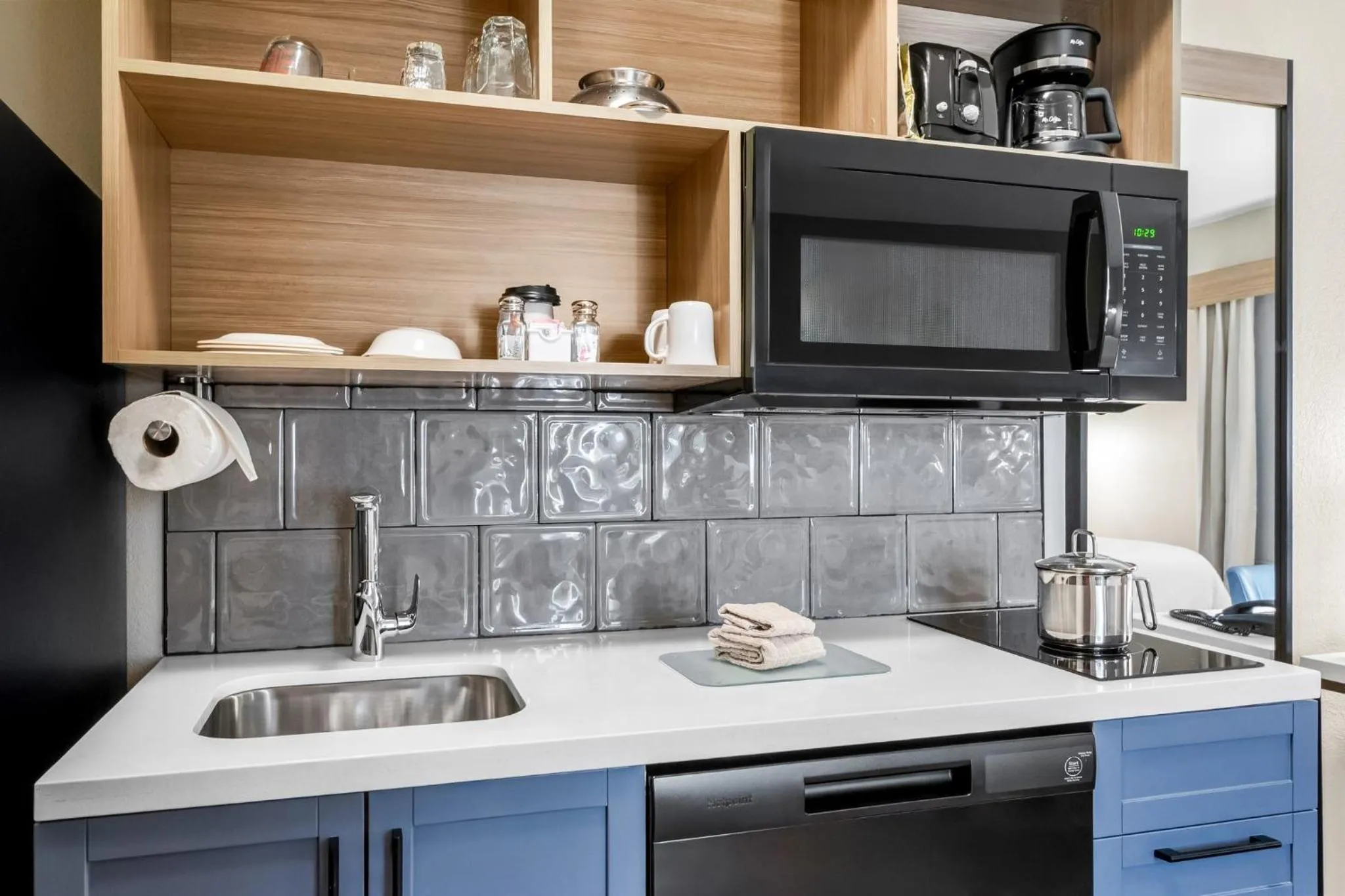 Photo of the whole room in Candlewood Victoria by IHG