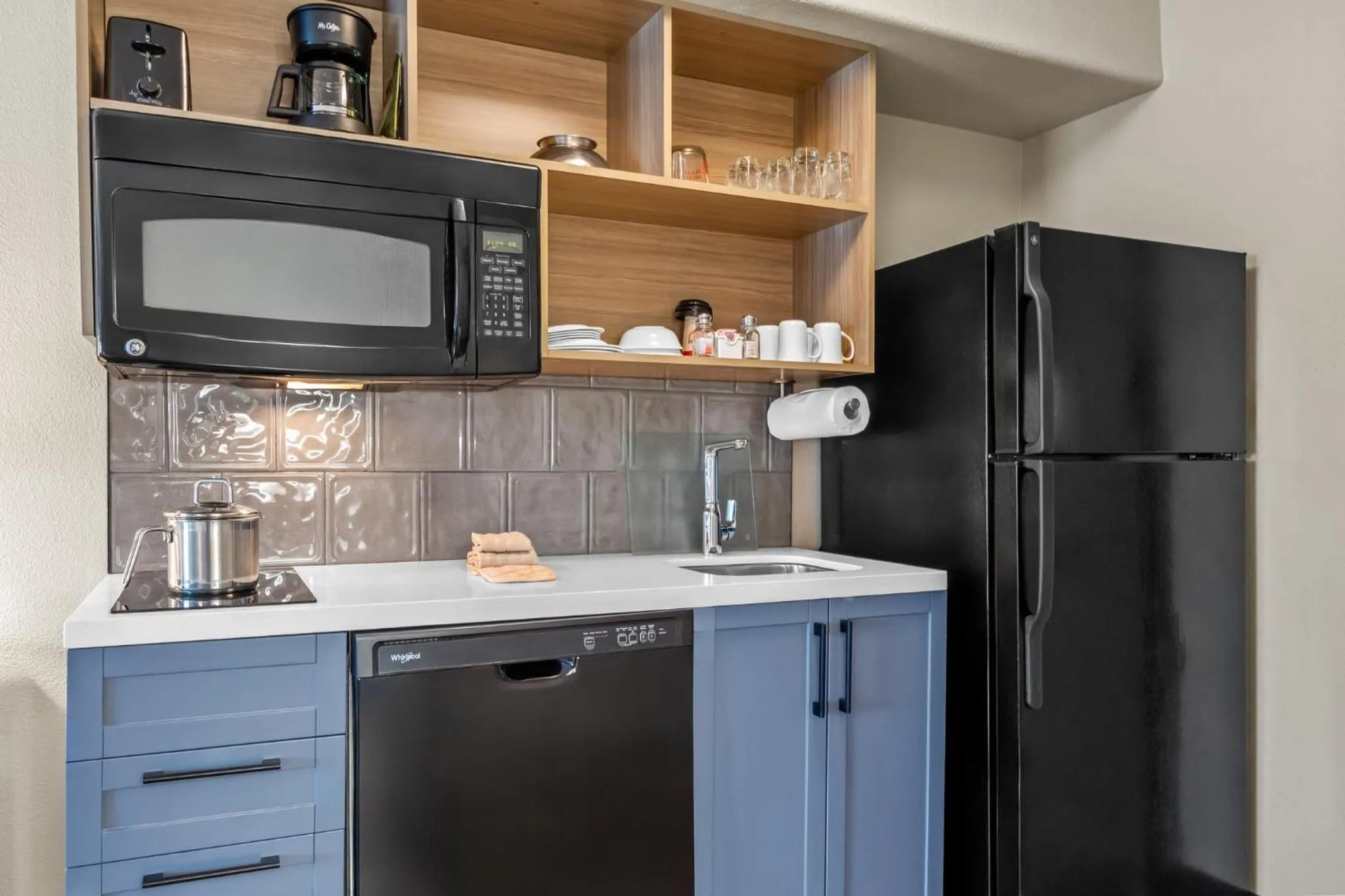 Photo of the whole room in Candlewood Victoria by IHG