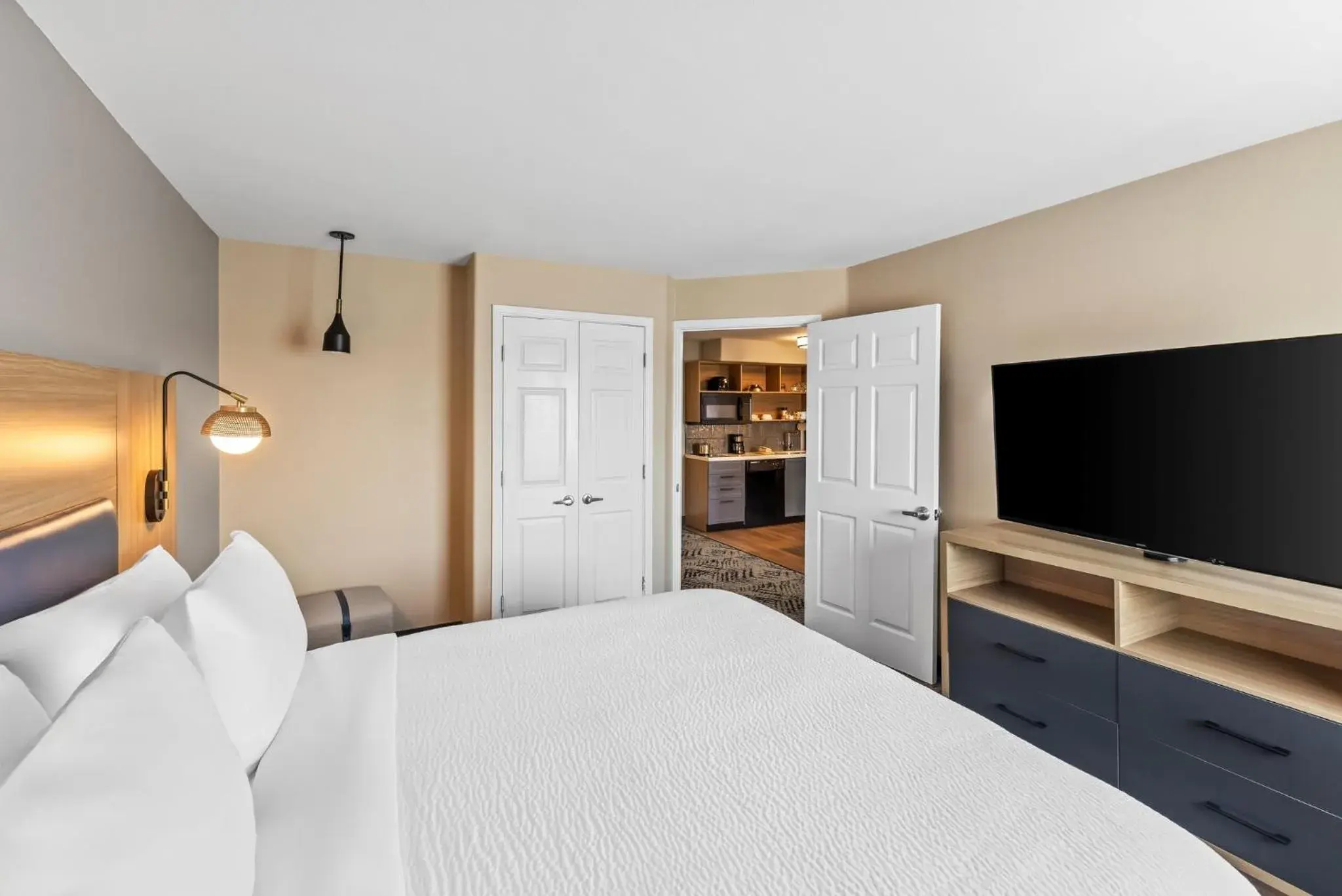 Photo of the whole room, Bed in Candlewood Victoria by IHG Photo of the whole room, Bed in Candlewood Victoria by IHG