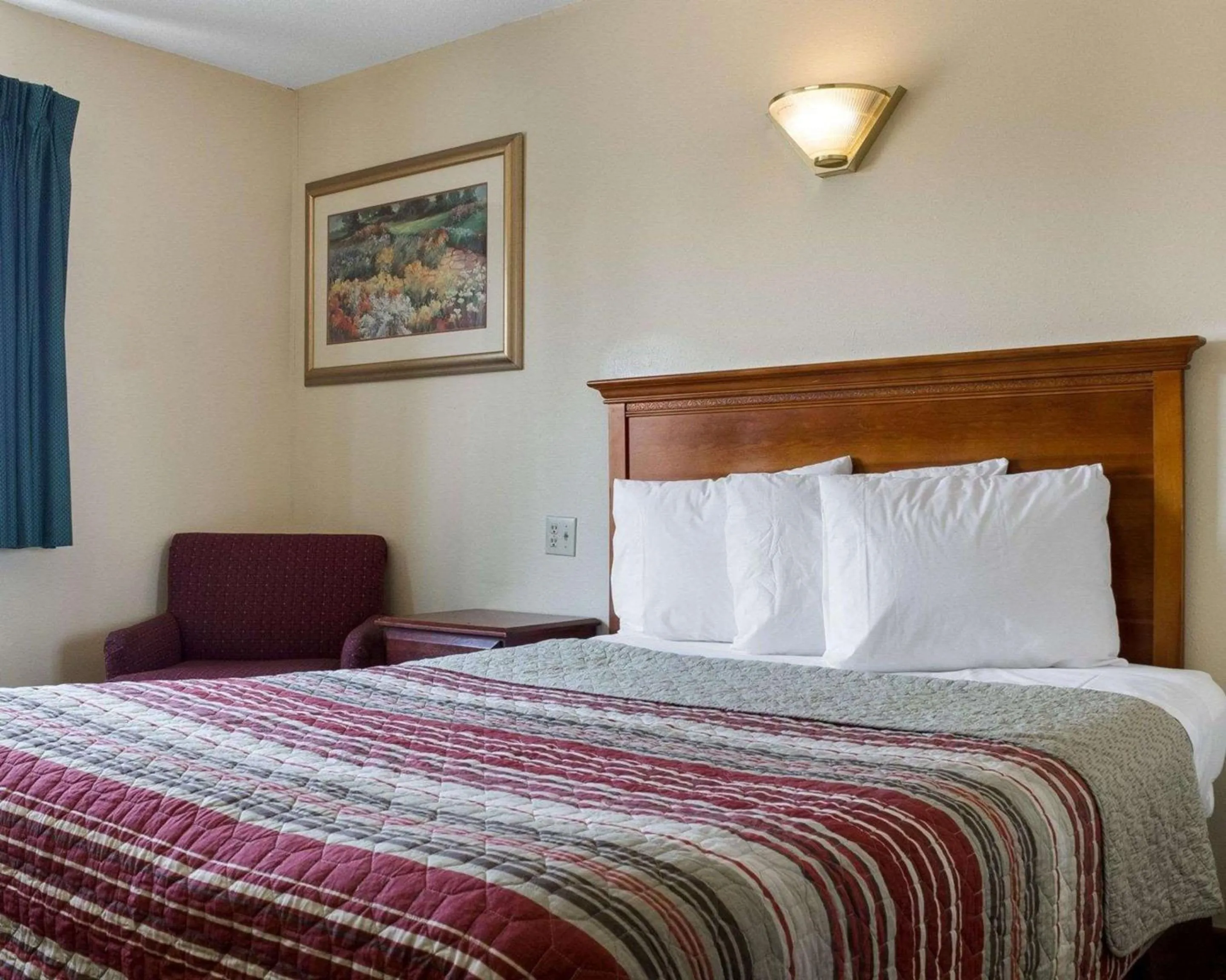 Photo of the whole room, Bed in Rodeway Inn West Fargo Main Ave