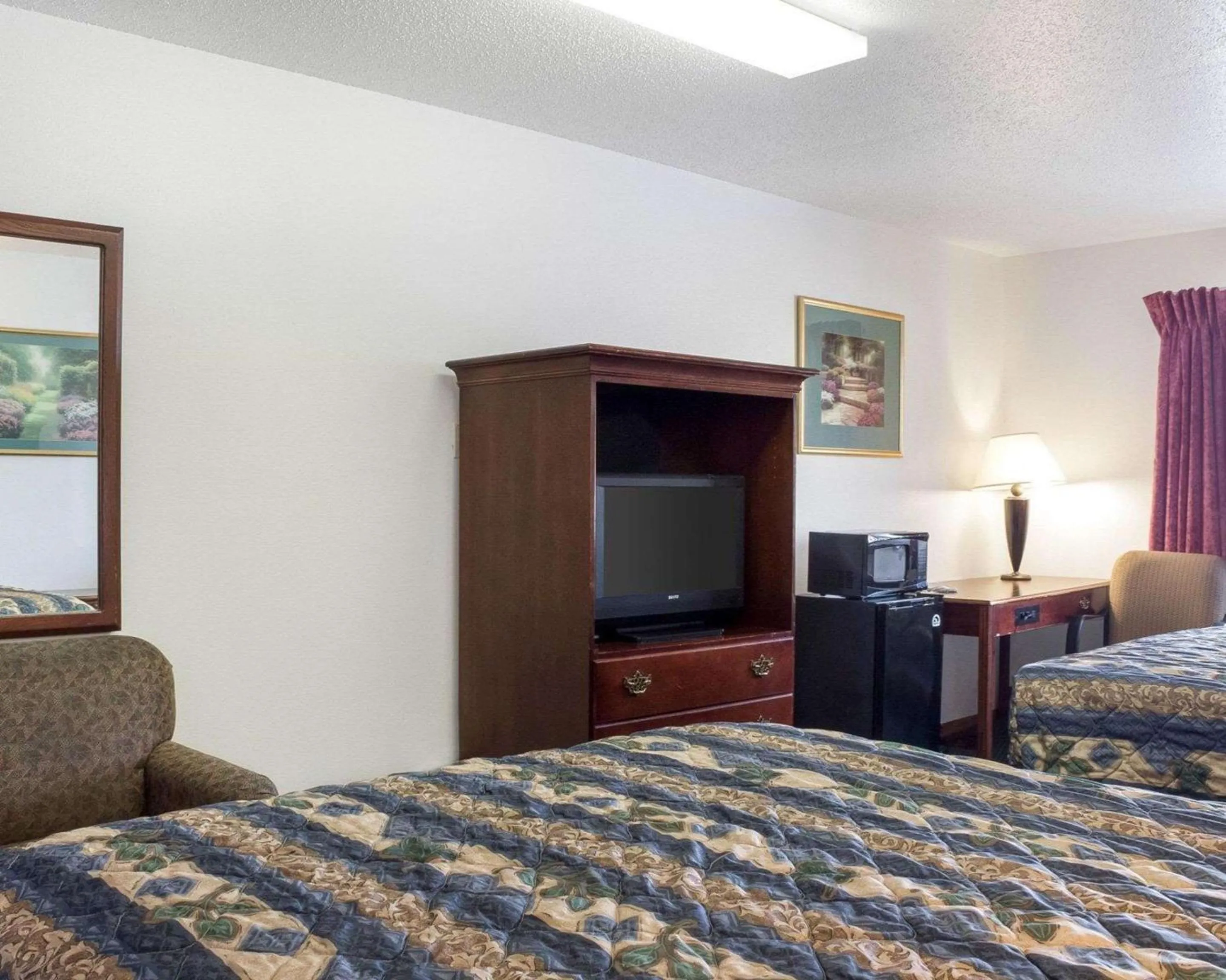 Photo of the whole room, Bed in Rodeway Inn West Fargo Main Ave