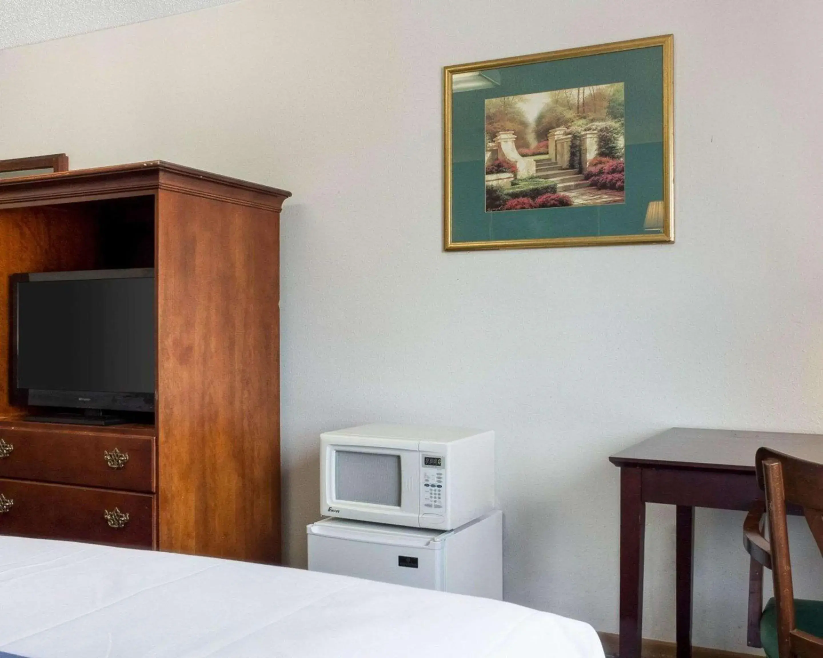 Photo of the whole room, Bed in Rodeway Inn West Fargo Main Ave Photo of the whole room, Bed in Rodeway Inn West Fargo Main Ave