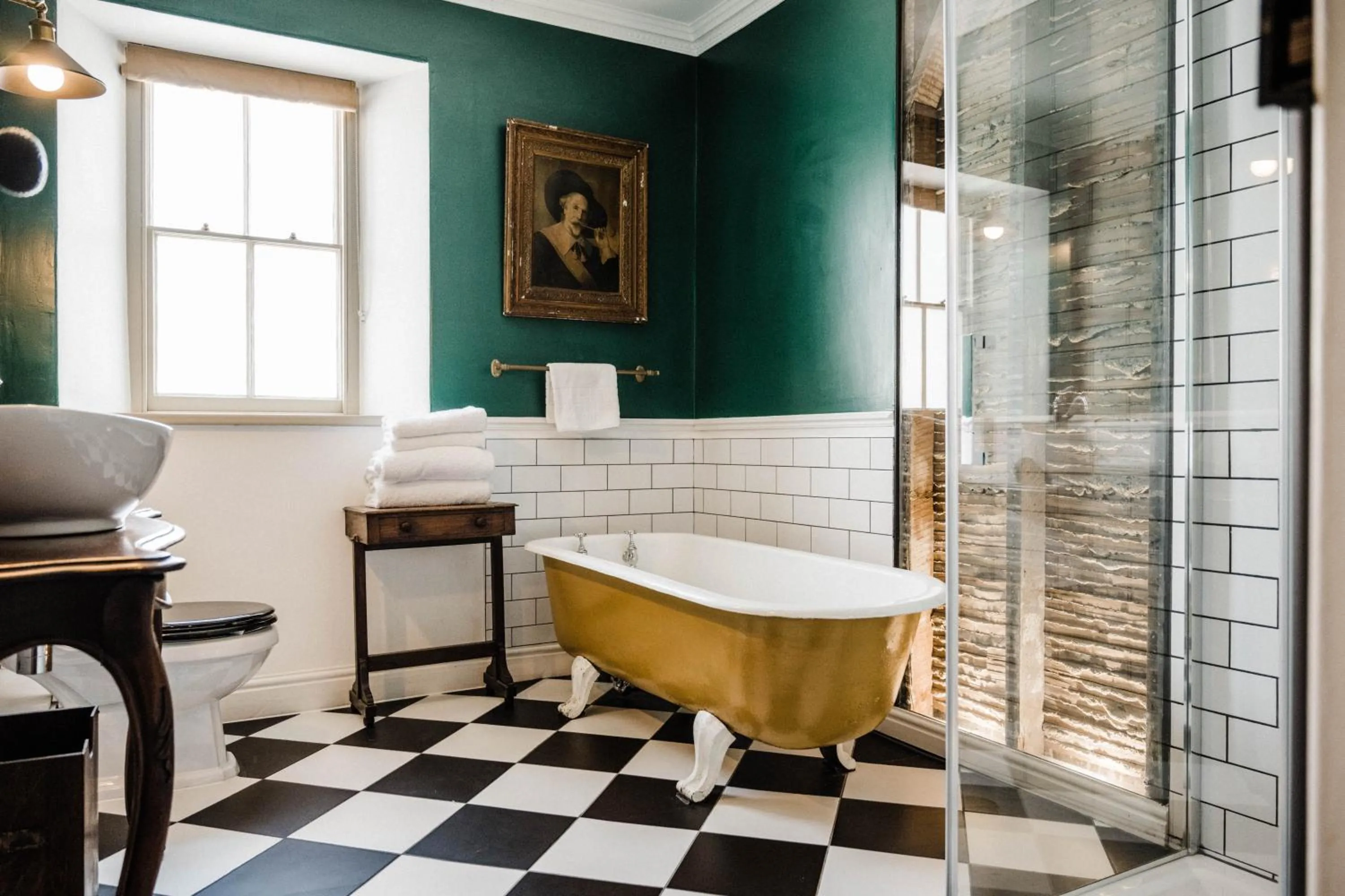 Shower in The Crooked Swan