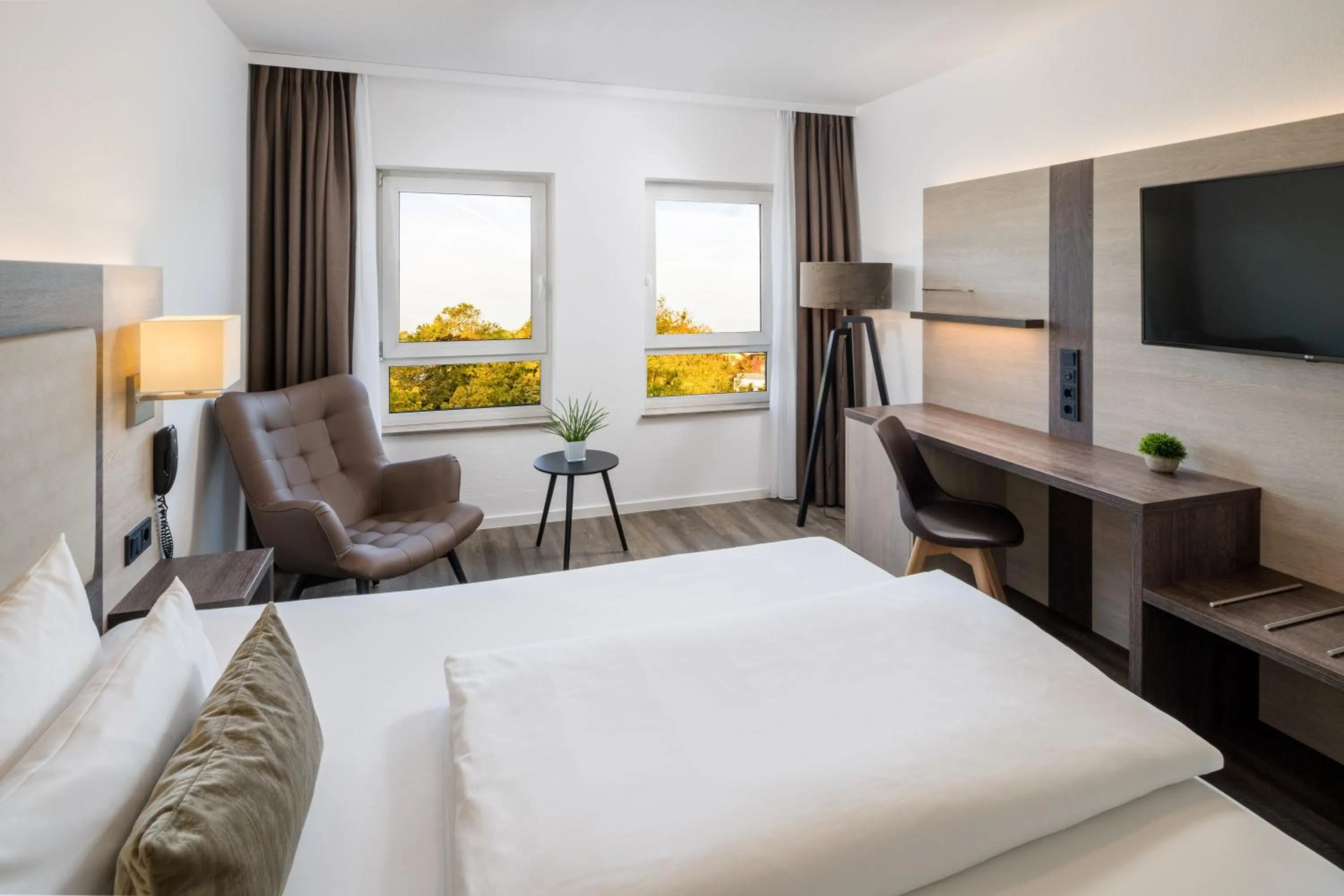 Photo of the whole room, Bed in Hotel Newton Ludwigshafen