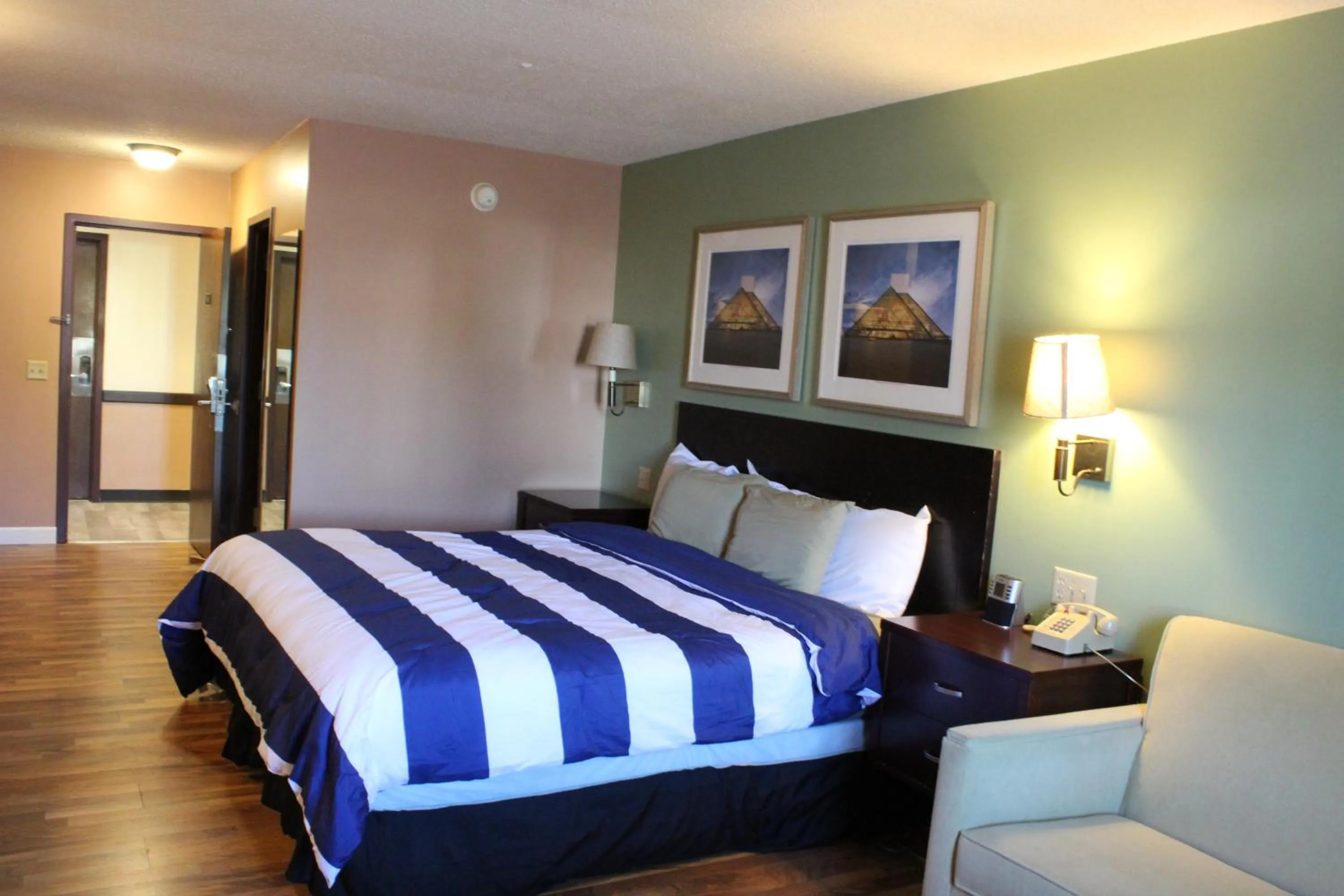 Bed in Bellevue Hotel and Suites