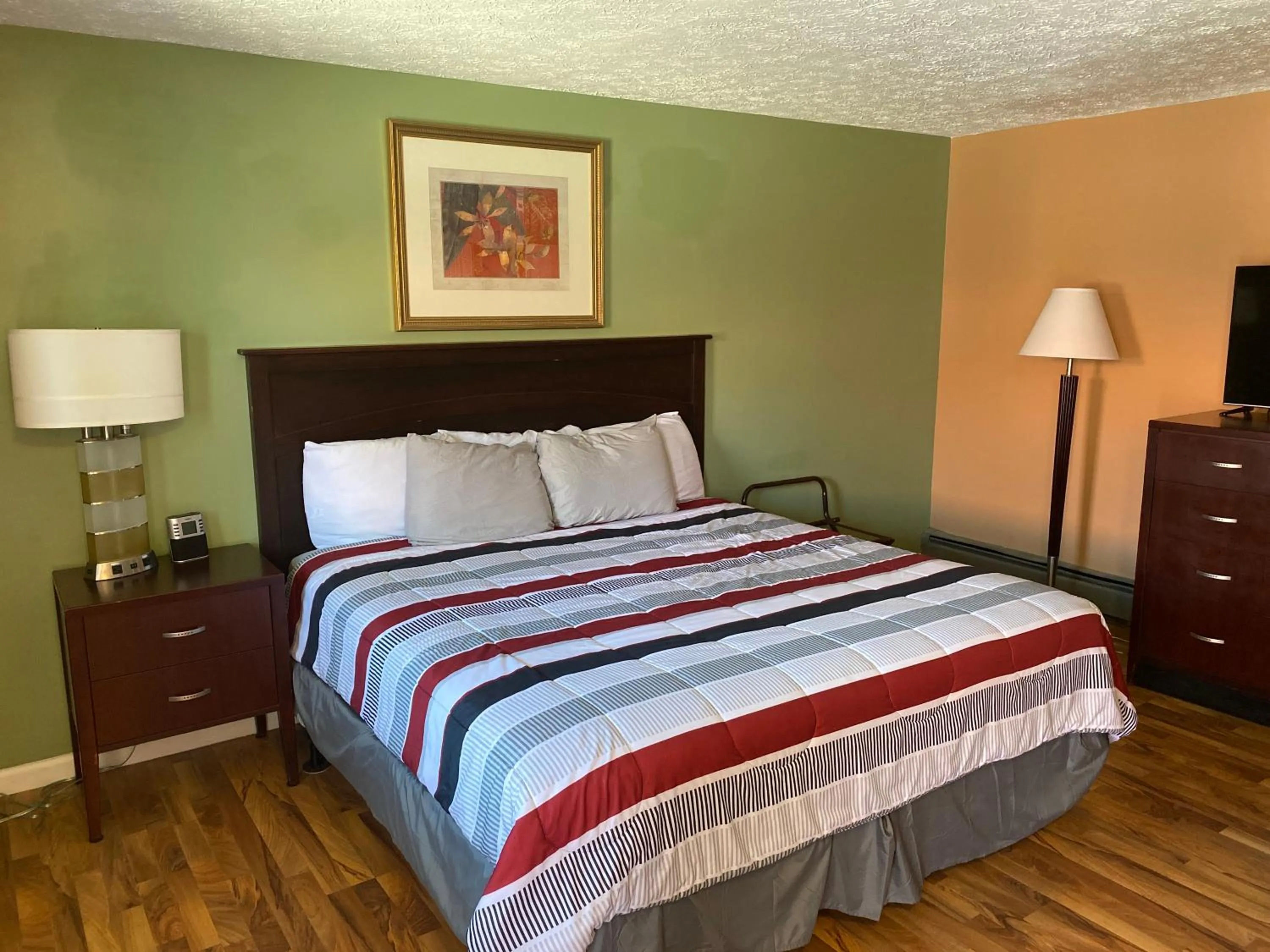 Photo of the whole room, Bed in Bellevue Hotel and Suites