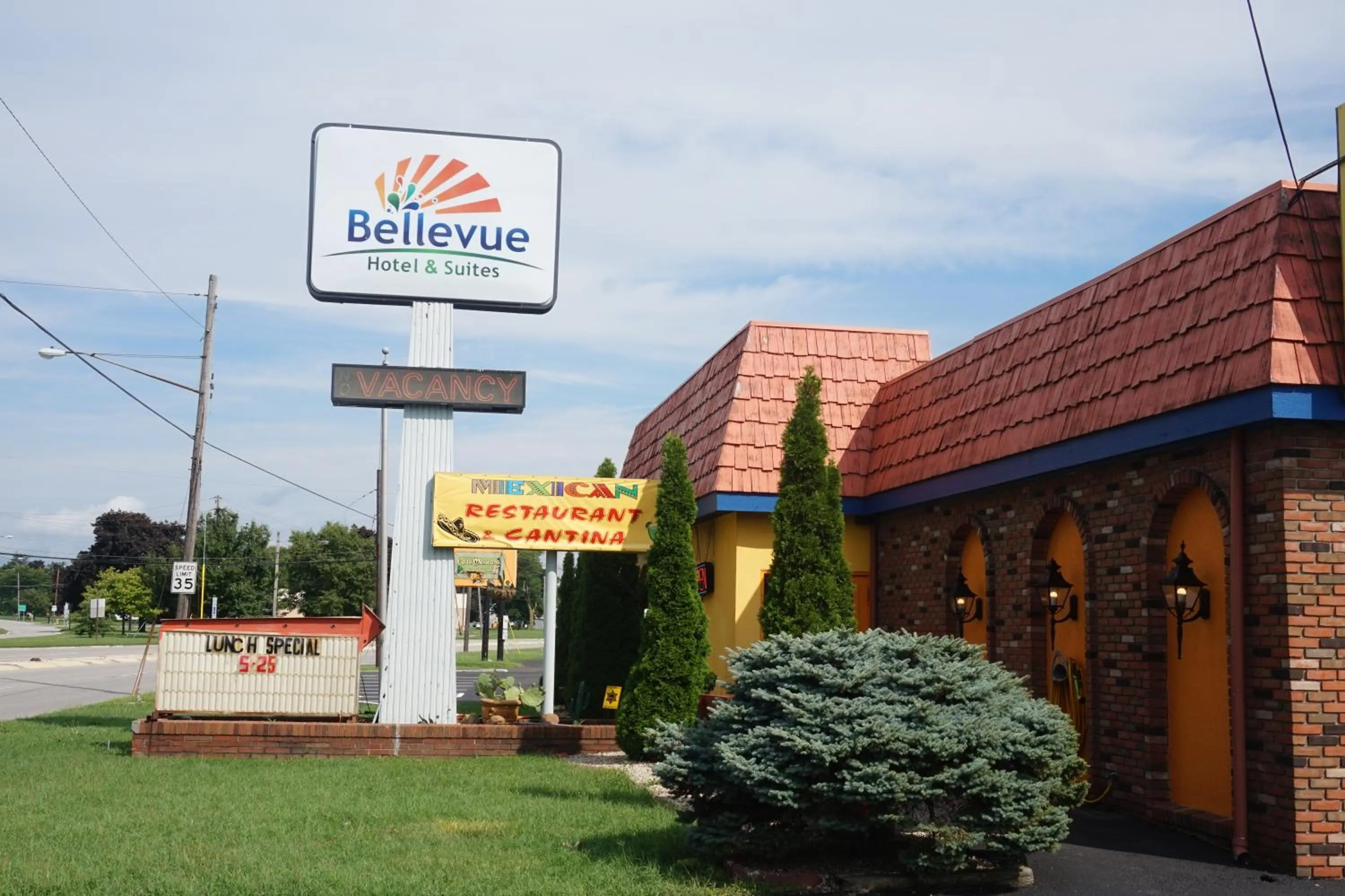 Restaurant/places to eat in Bellevue Hotel and Suites