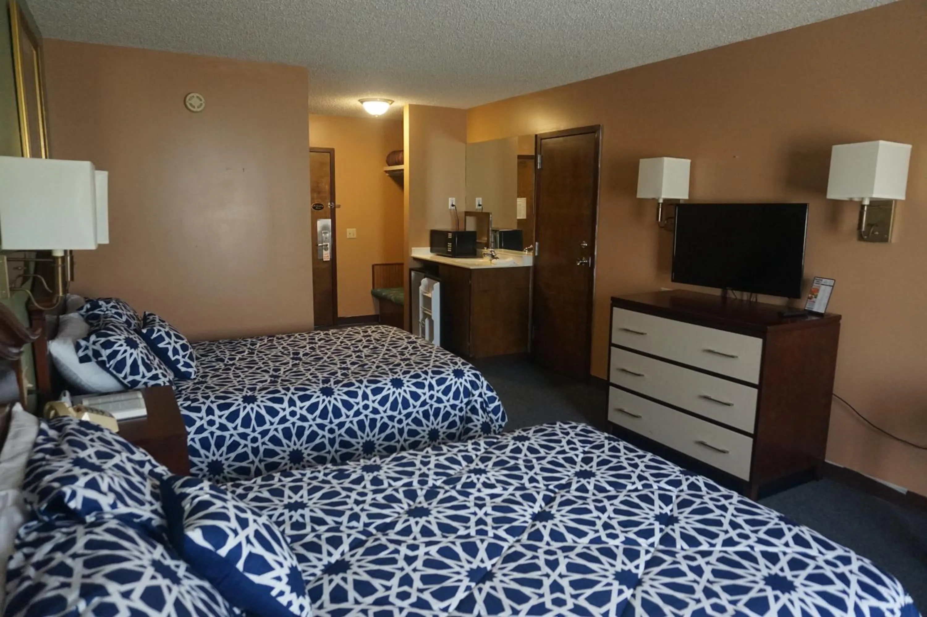 Photo of the whole room, Bed in Bellevue Hotel and Suites