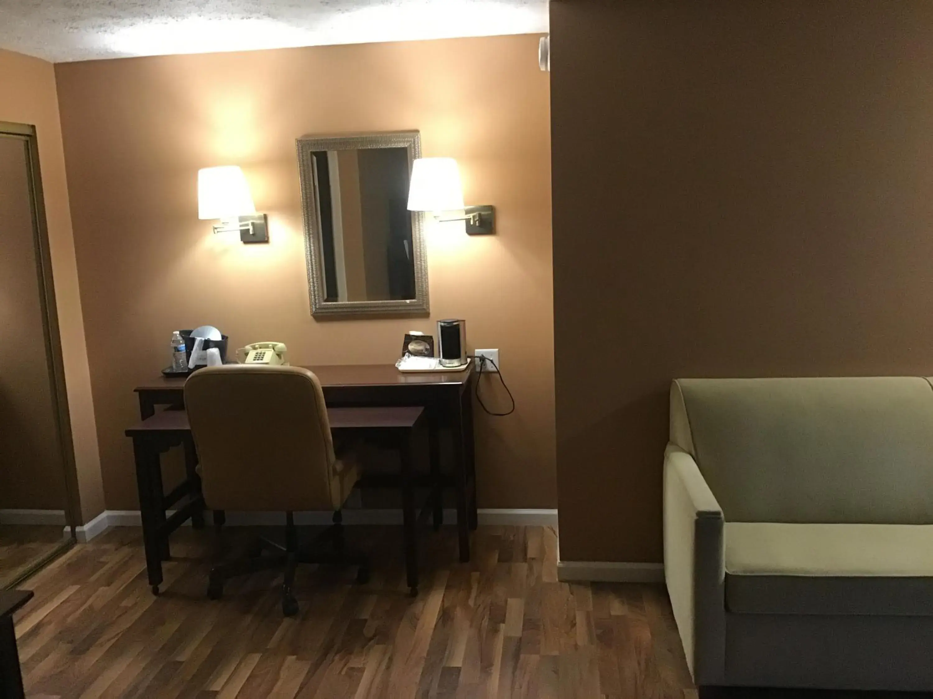 King Room - Non-Smoking in Bellevue Hotel and Suites King Room - Non-Smoking in Bellevue Hotel and Suites