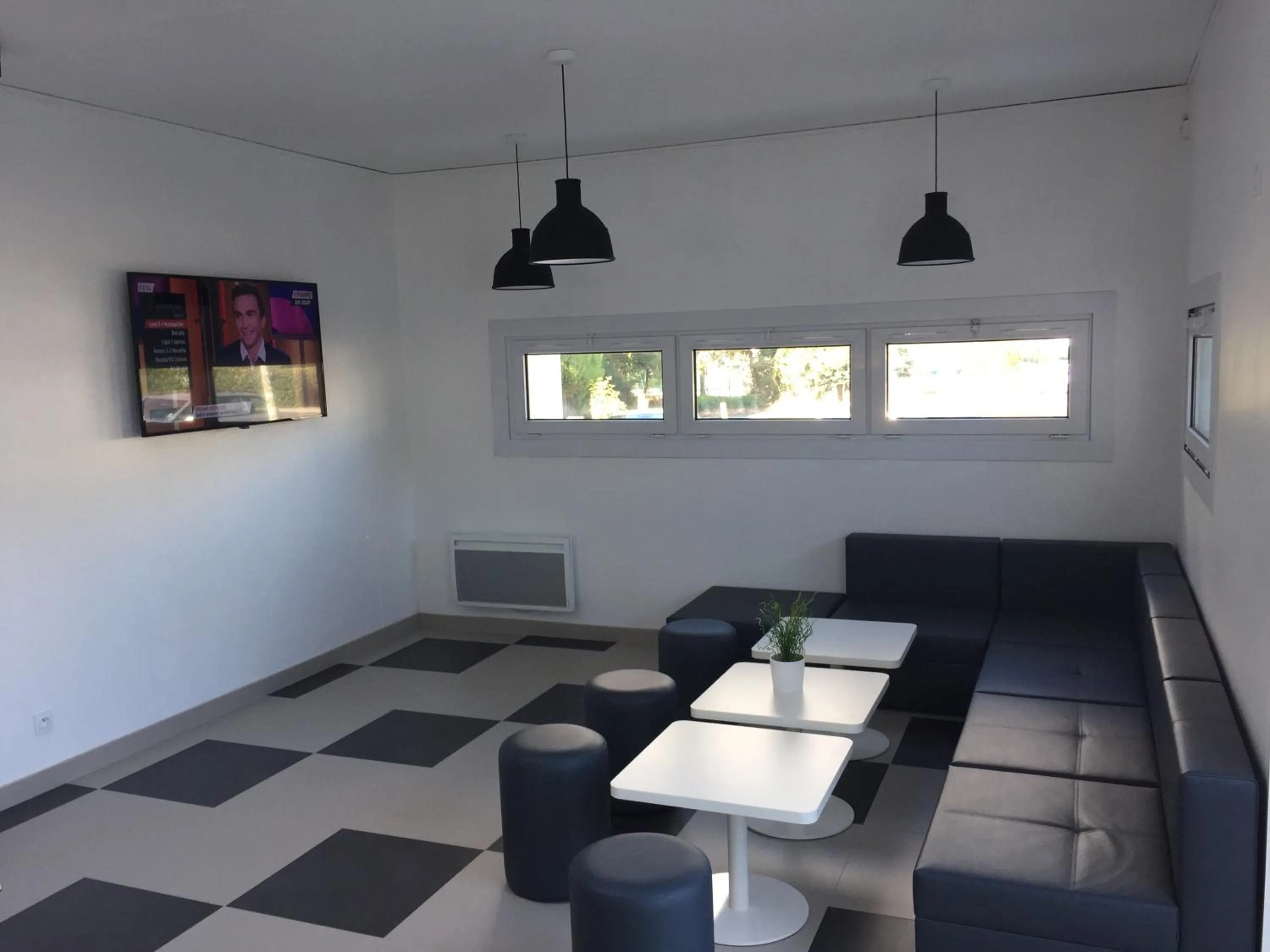 Communal lounge/ TV room in Première Classe Rennes sud Est
