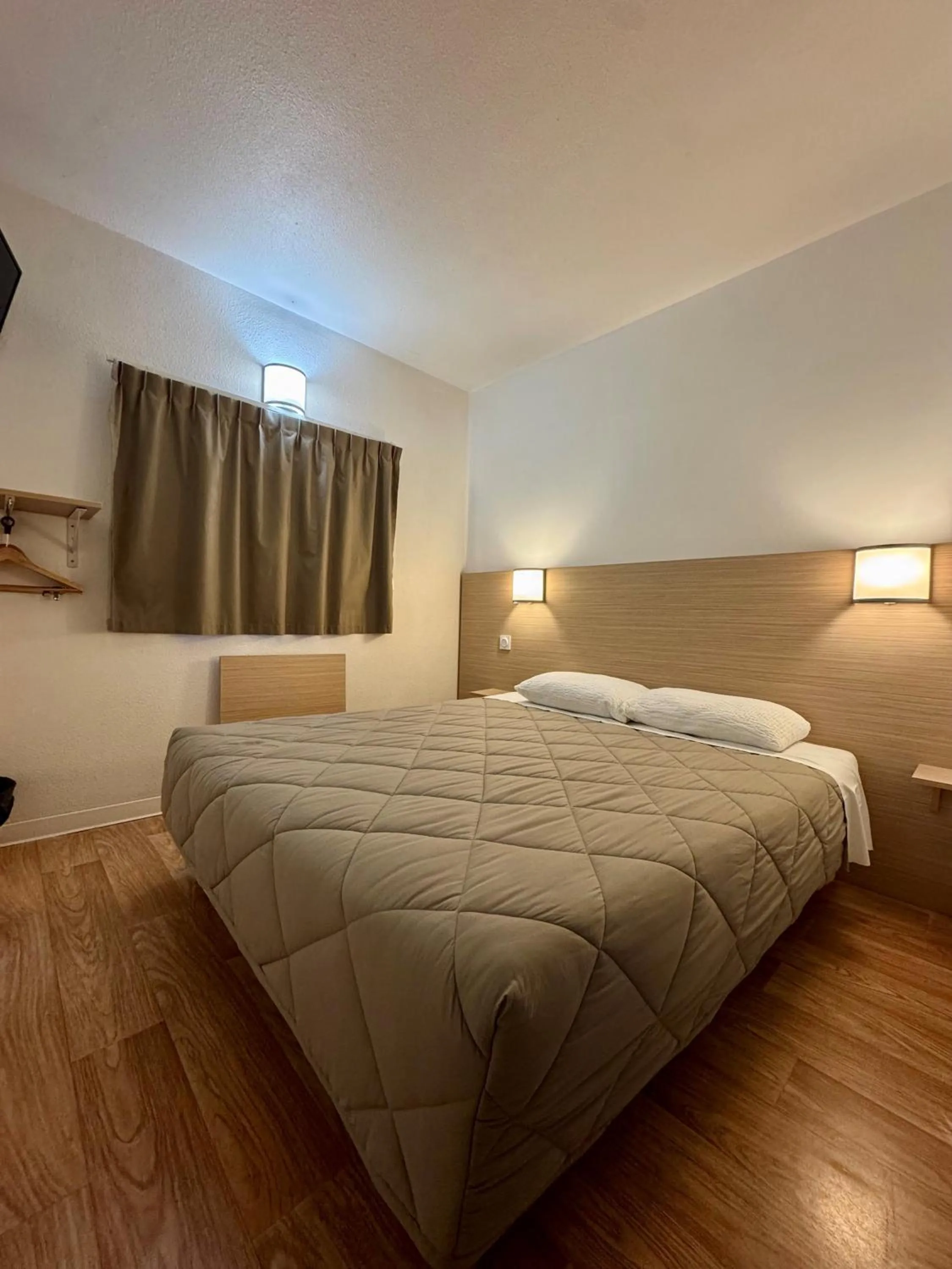 Shower, Bed in Première Classe Rennes sud Est