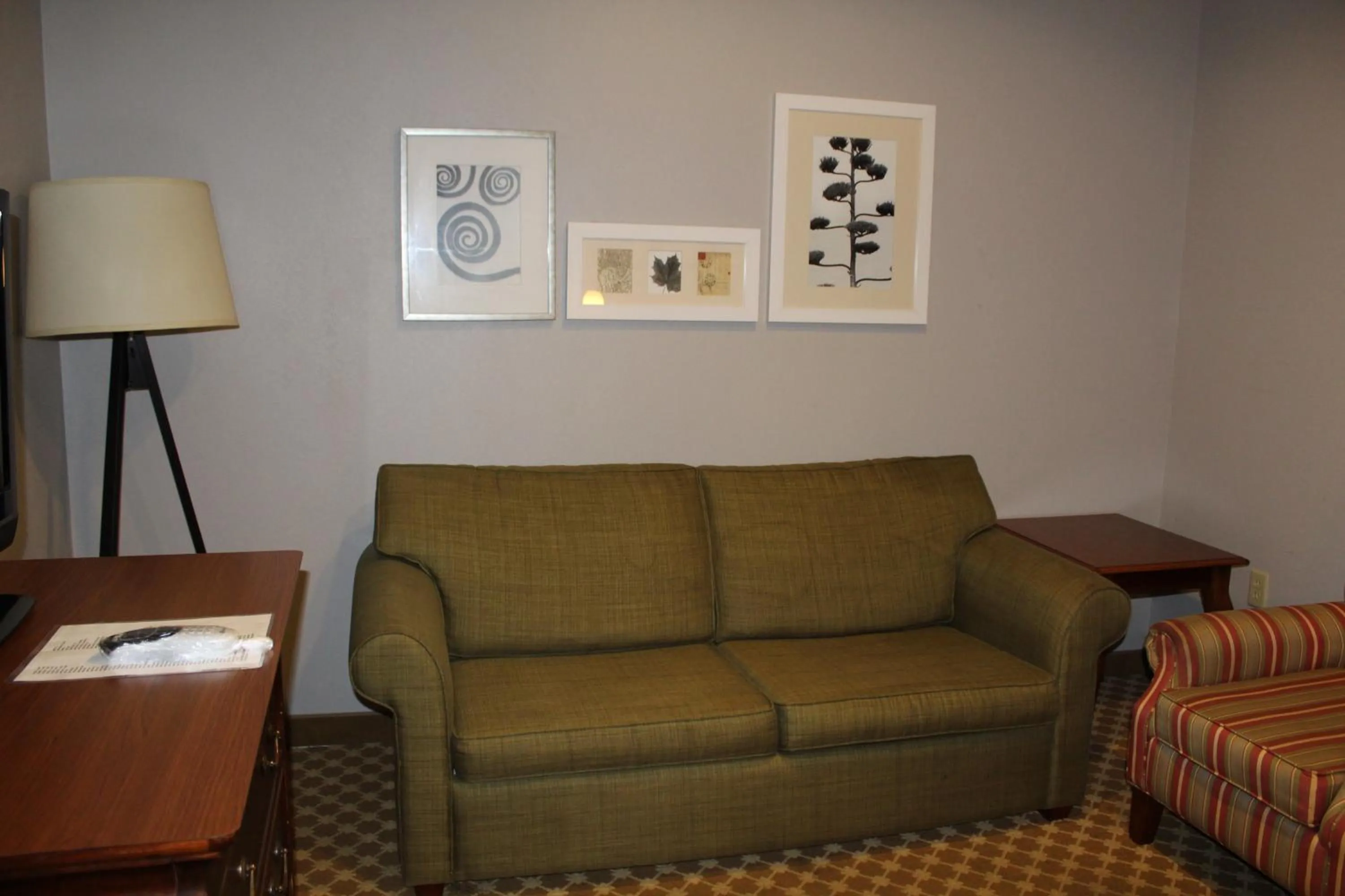 Living room in Country Inn & Suites by Radisson, Gettysburg, PA