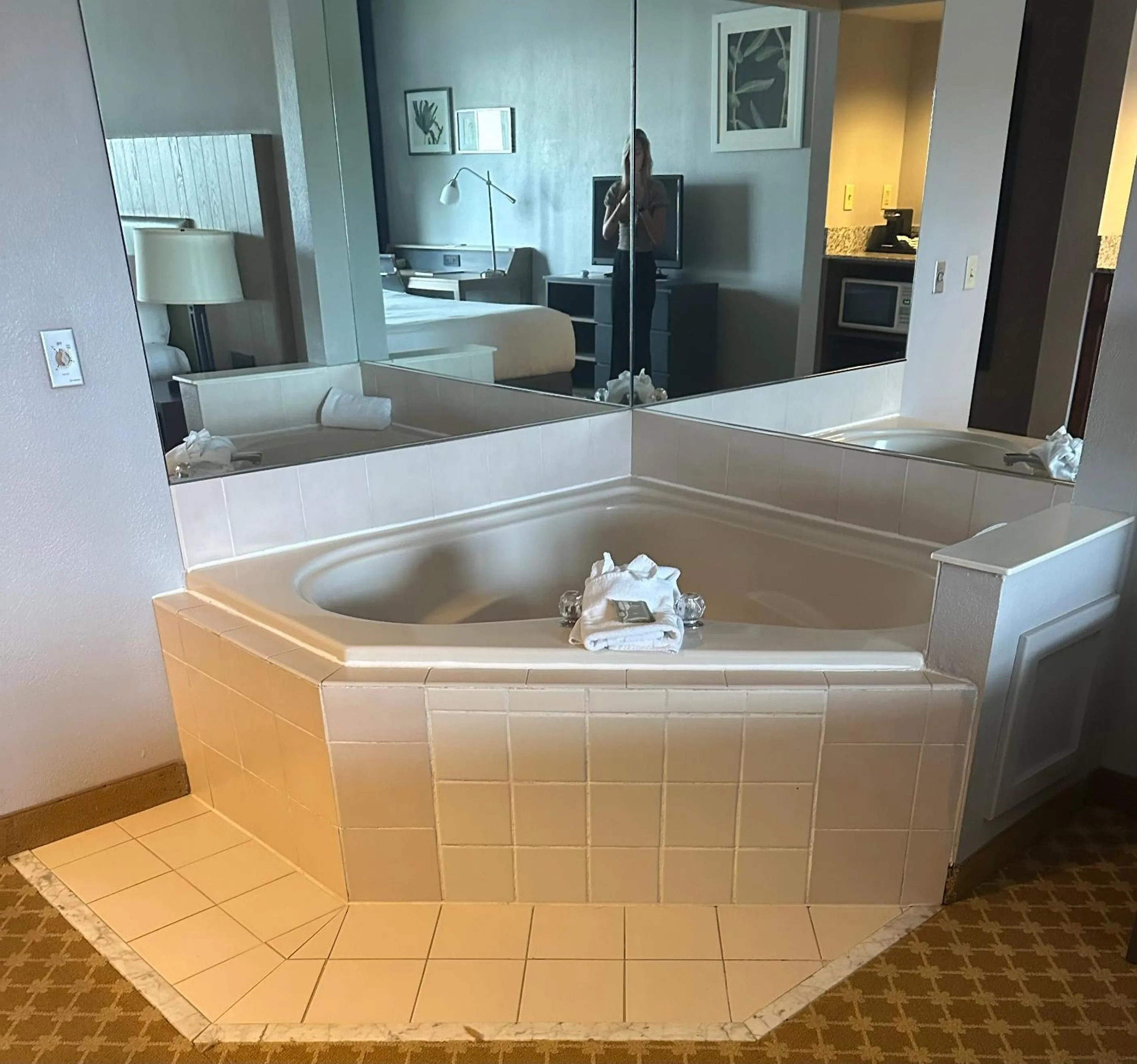 Hot Tub in Country Inn & Suites by Radisson, Gettysburg, PA