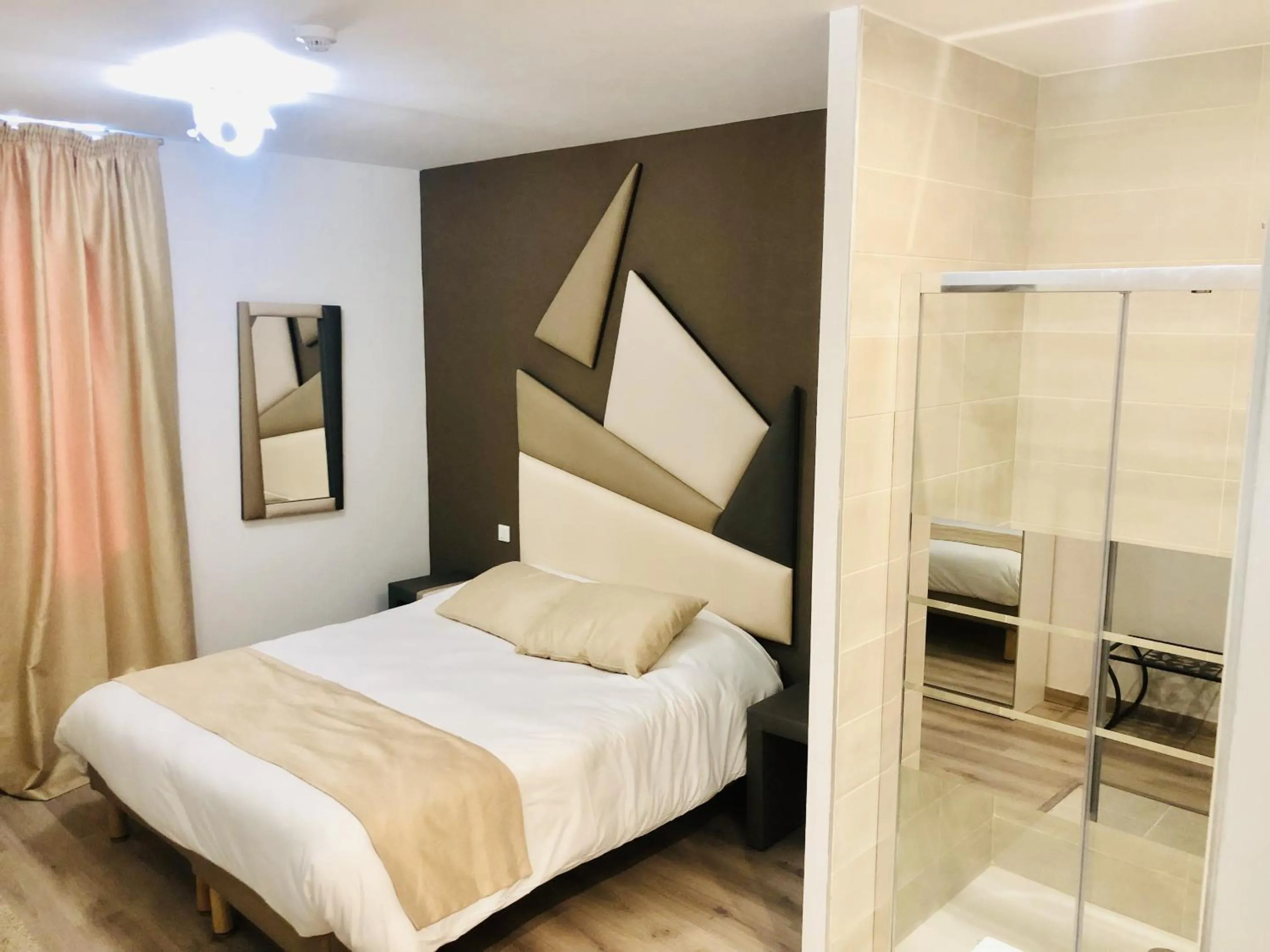 Small Double Room in Pavillon Fani