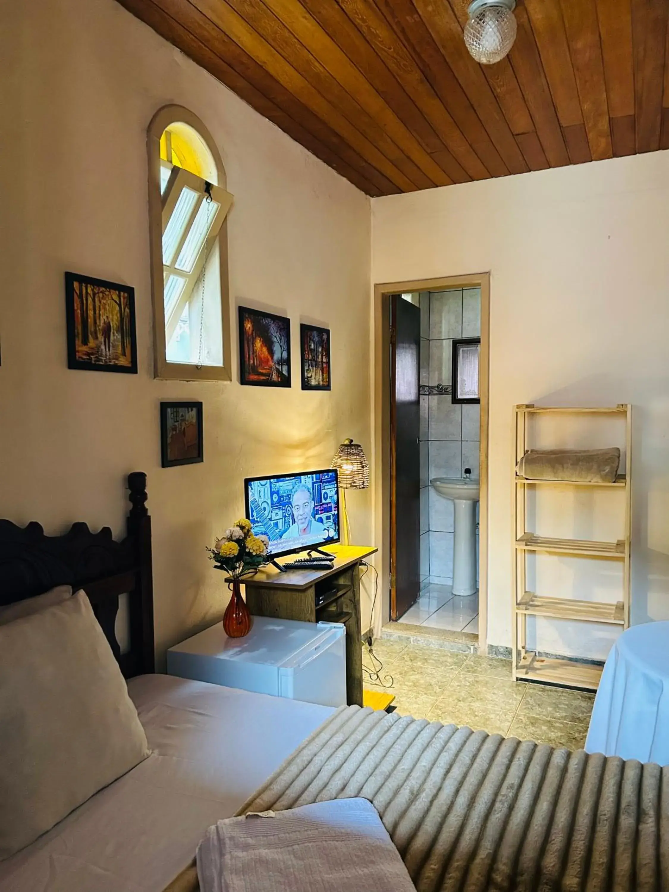 Single Room with Private Bathroom in Hospedaria Vila Rica - Pousada a 1 km do Centro Histórico Single Room with Private Bathroom in Hospedaria Vila Rica - Pousada a 1 km do Centro Histórico