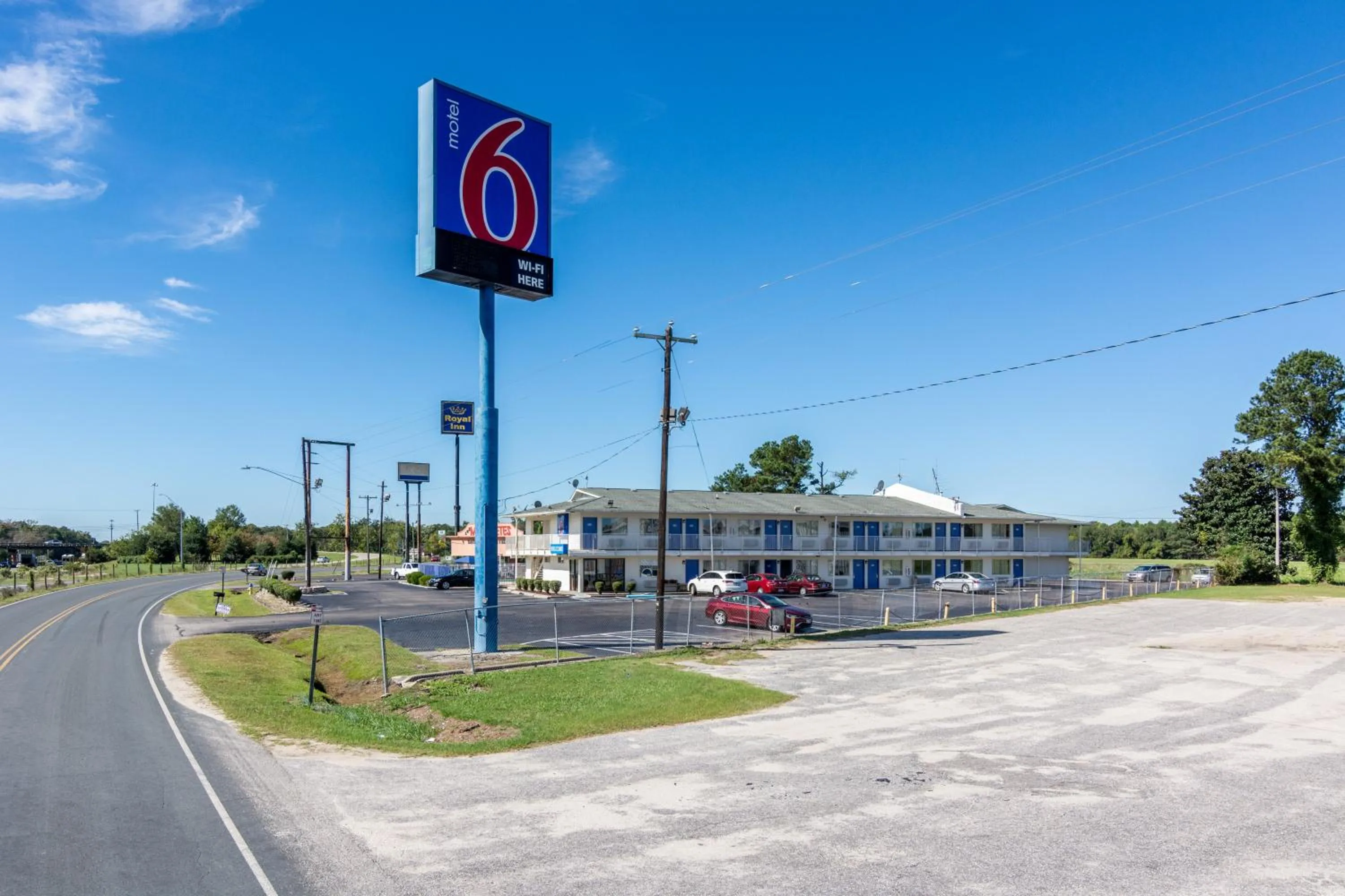 Facade/entrance in Motel 6-Lumberton, NC