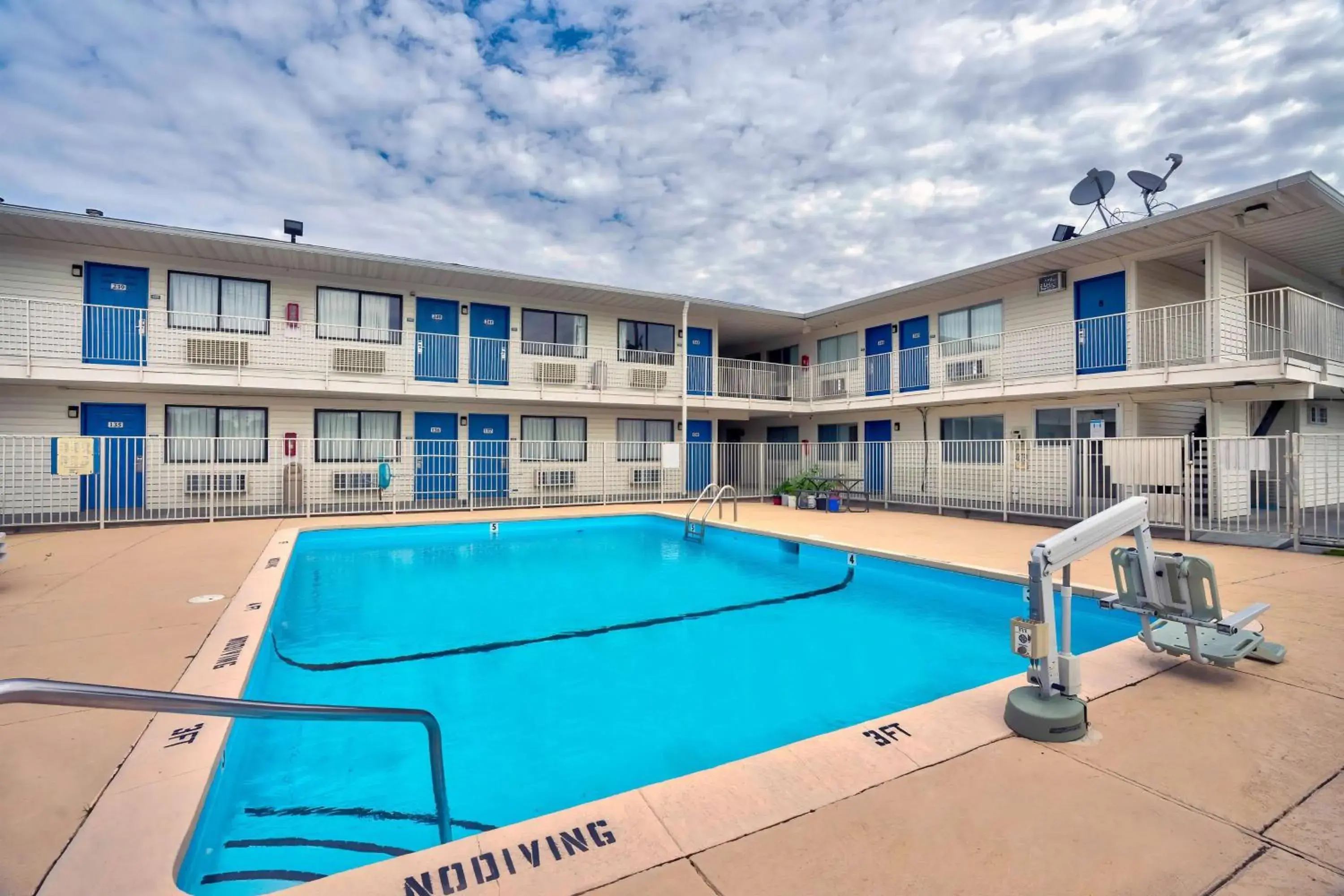 Pool view in Motel 6-Lumberton, NC Pool view in Motel 6-Lumberton, NC