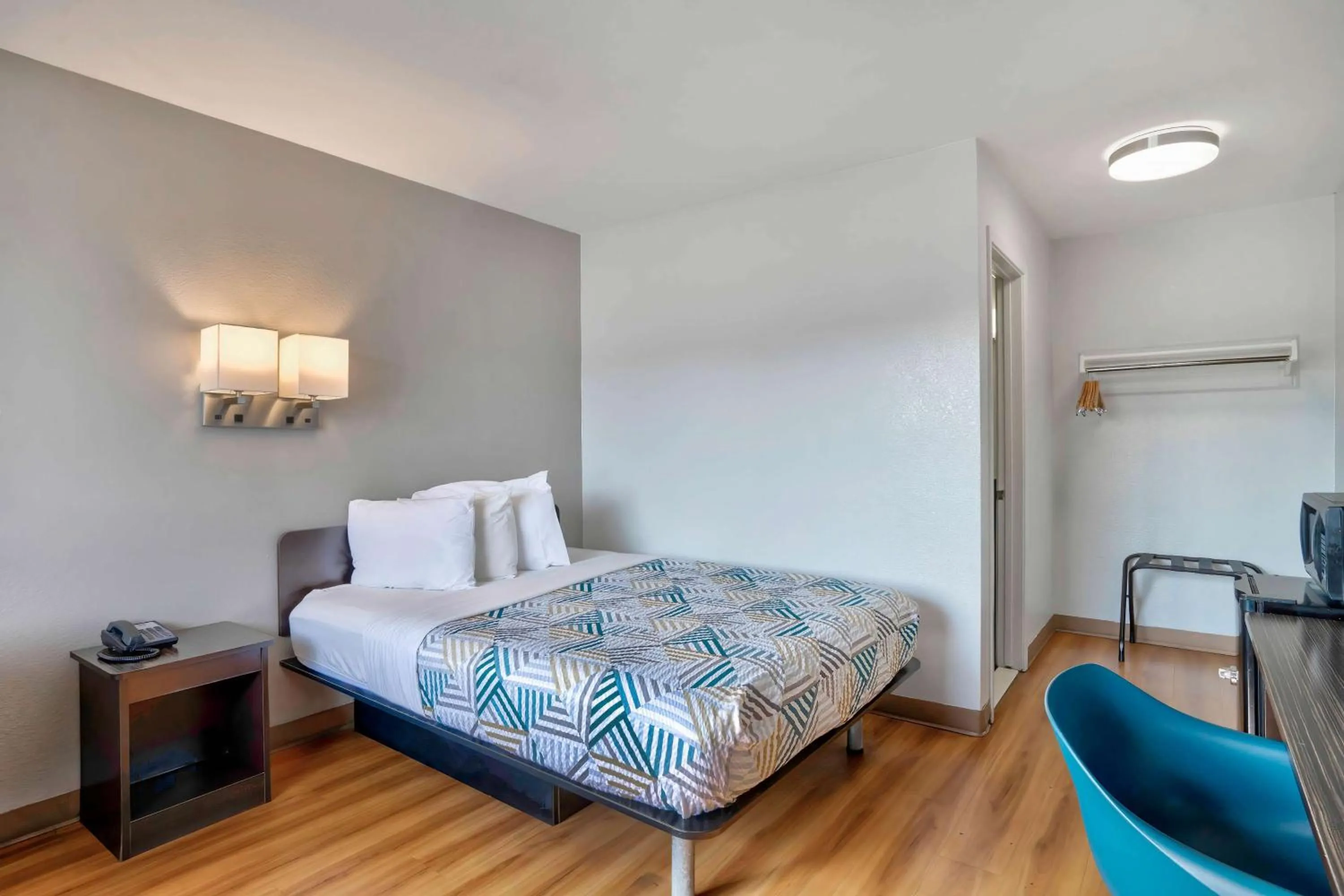 Bedroom, Bed in Motel 6-Lumberton, NC