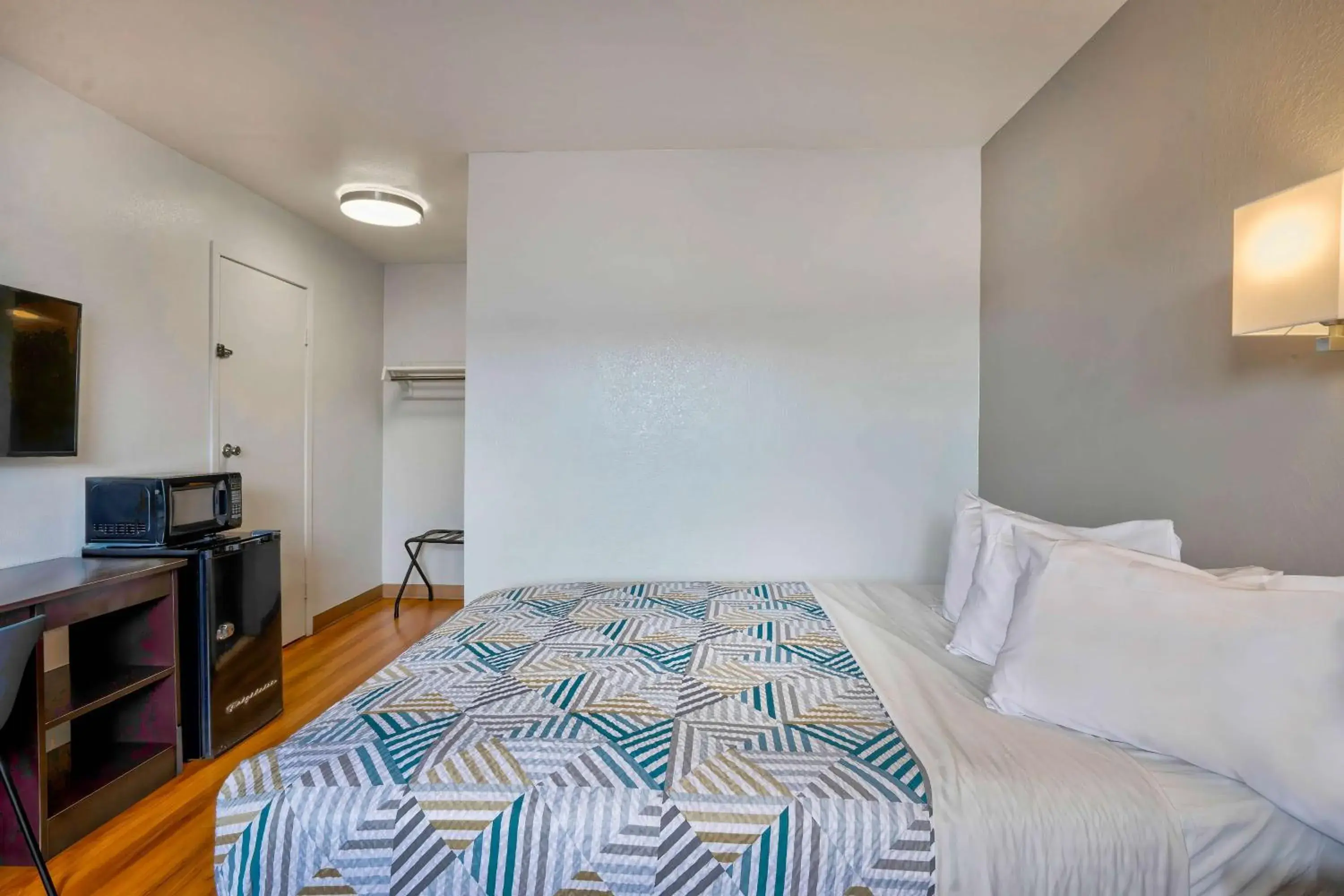 Bedroom, Bed in Motel 6-Lumberton, NC Bedroom, Bed in Motel 6-Lumberton, NC