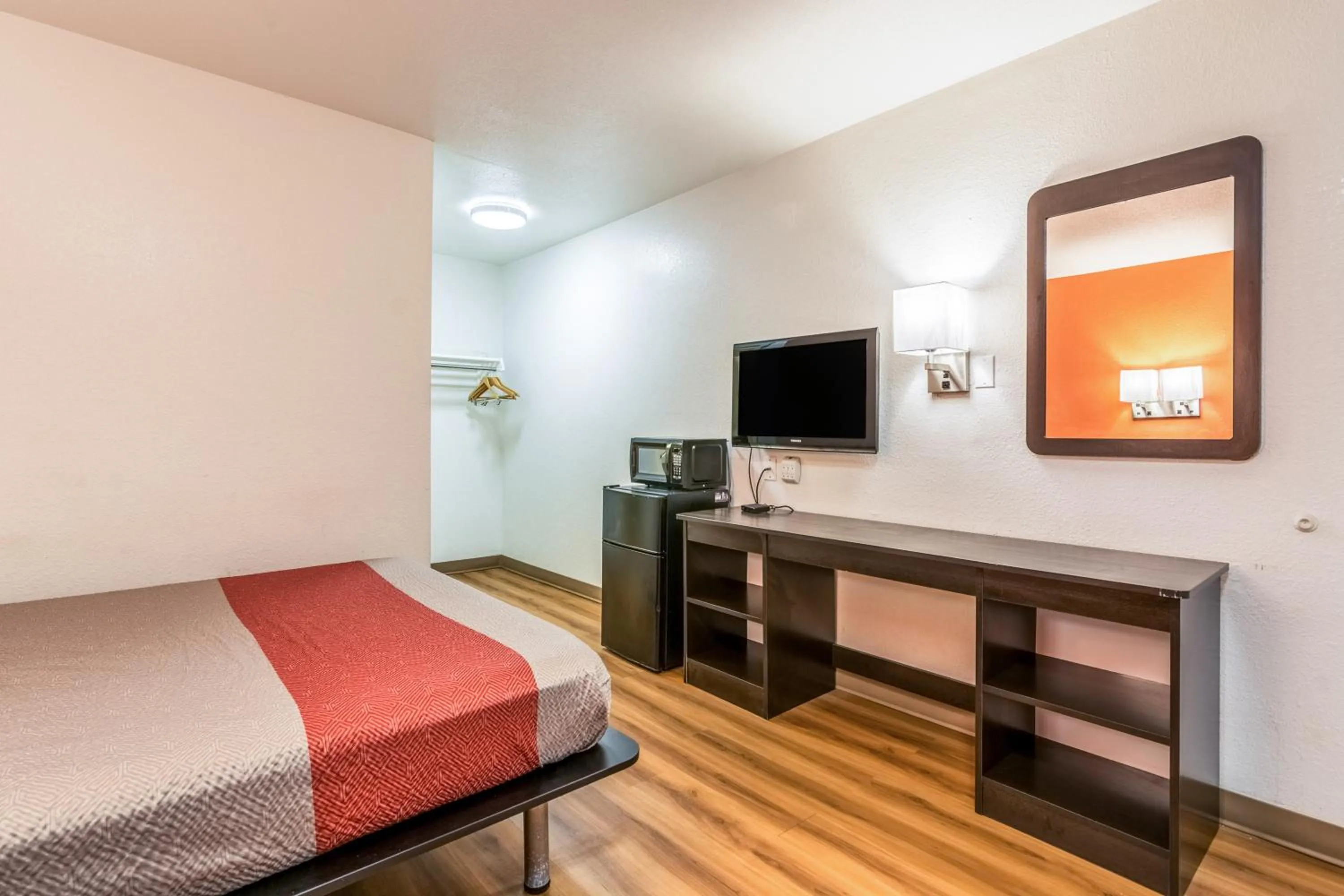 Bedroom, Bed in Motel 6-Lumberton, NC