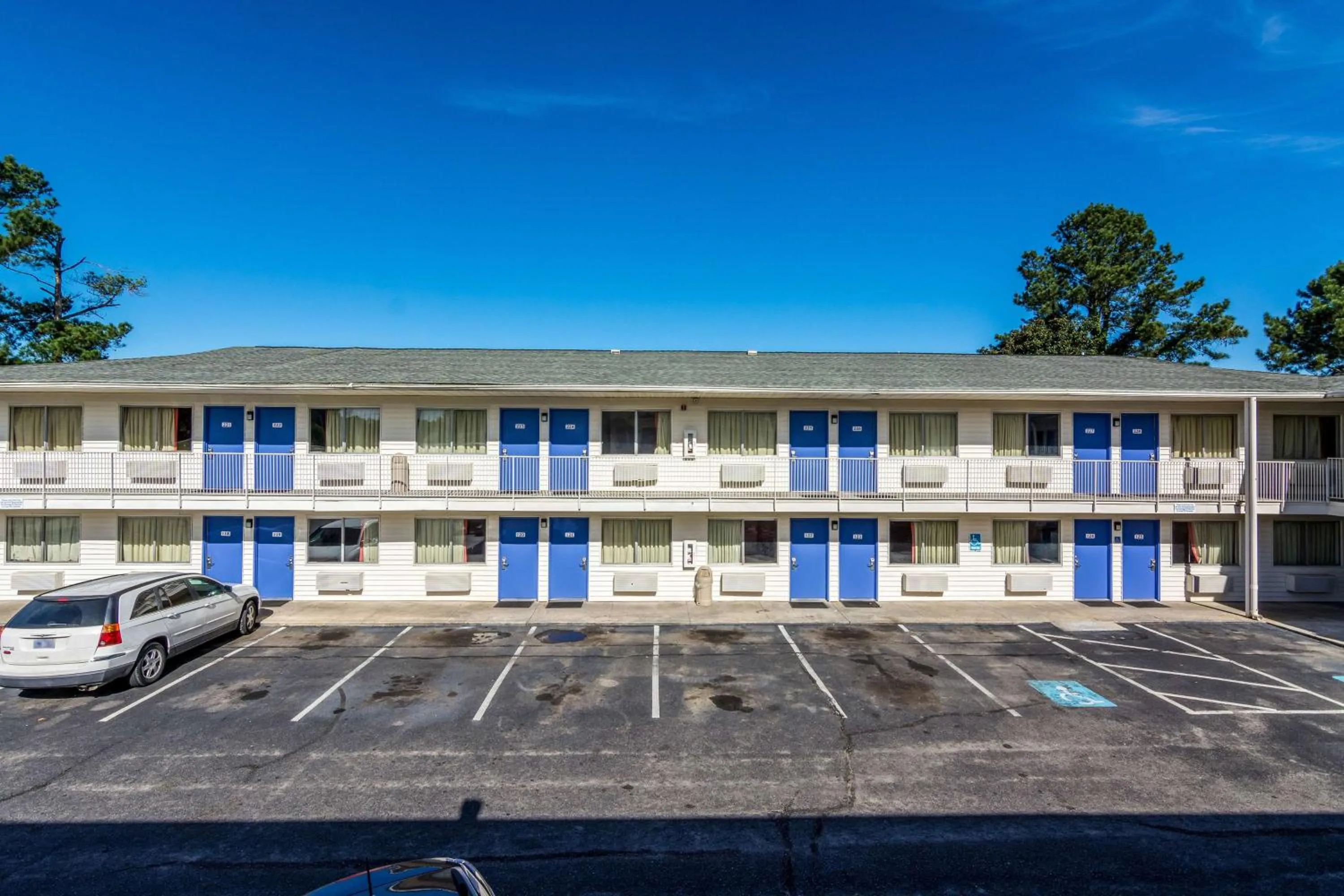 Property building in Motel 6-Lumberton, NC