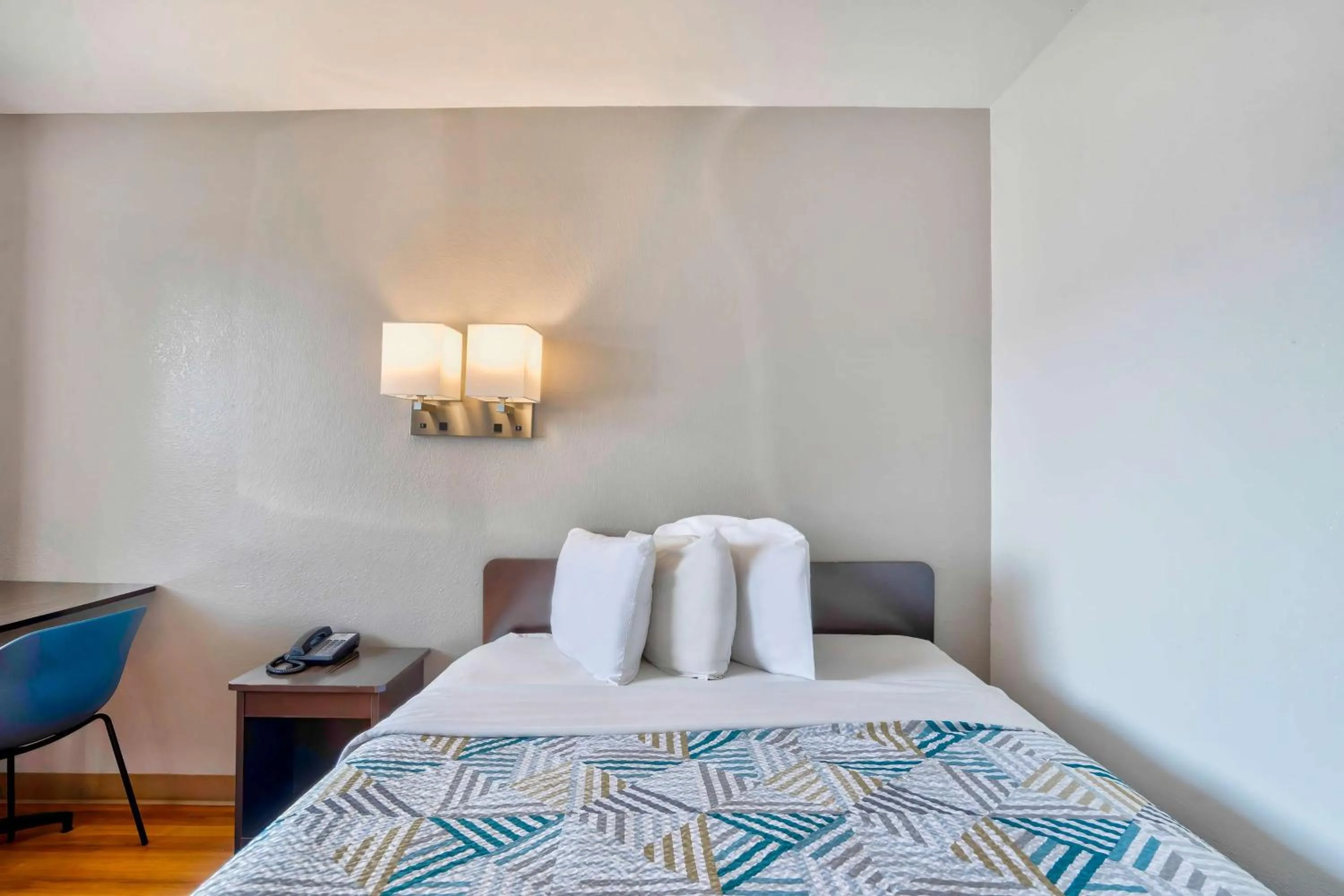 Bedroom, Bed in Motel 6-Lumberton, NC