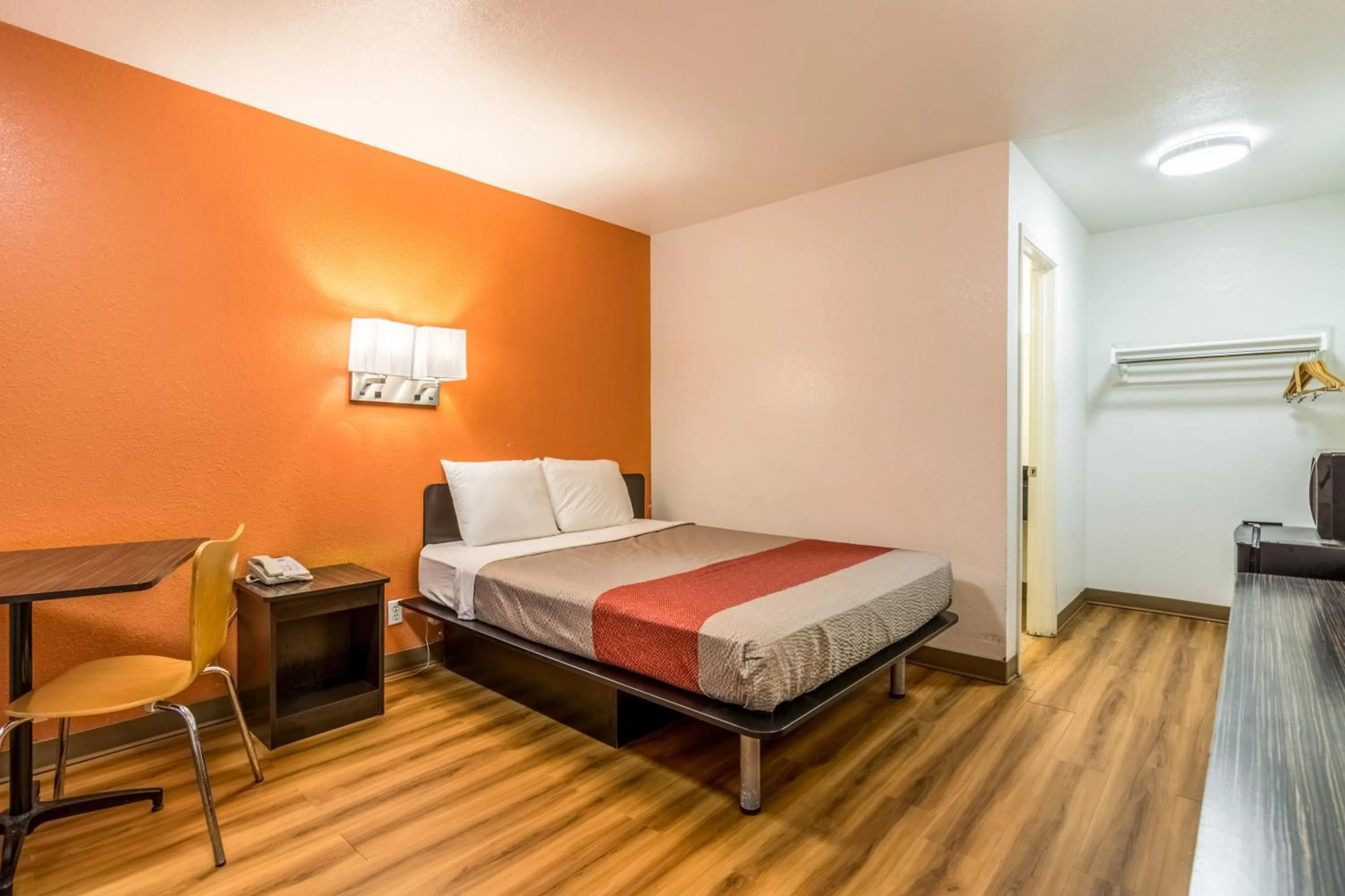 Bedroom, Bed in Motel 6-Lumberton, NC