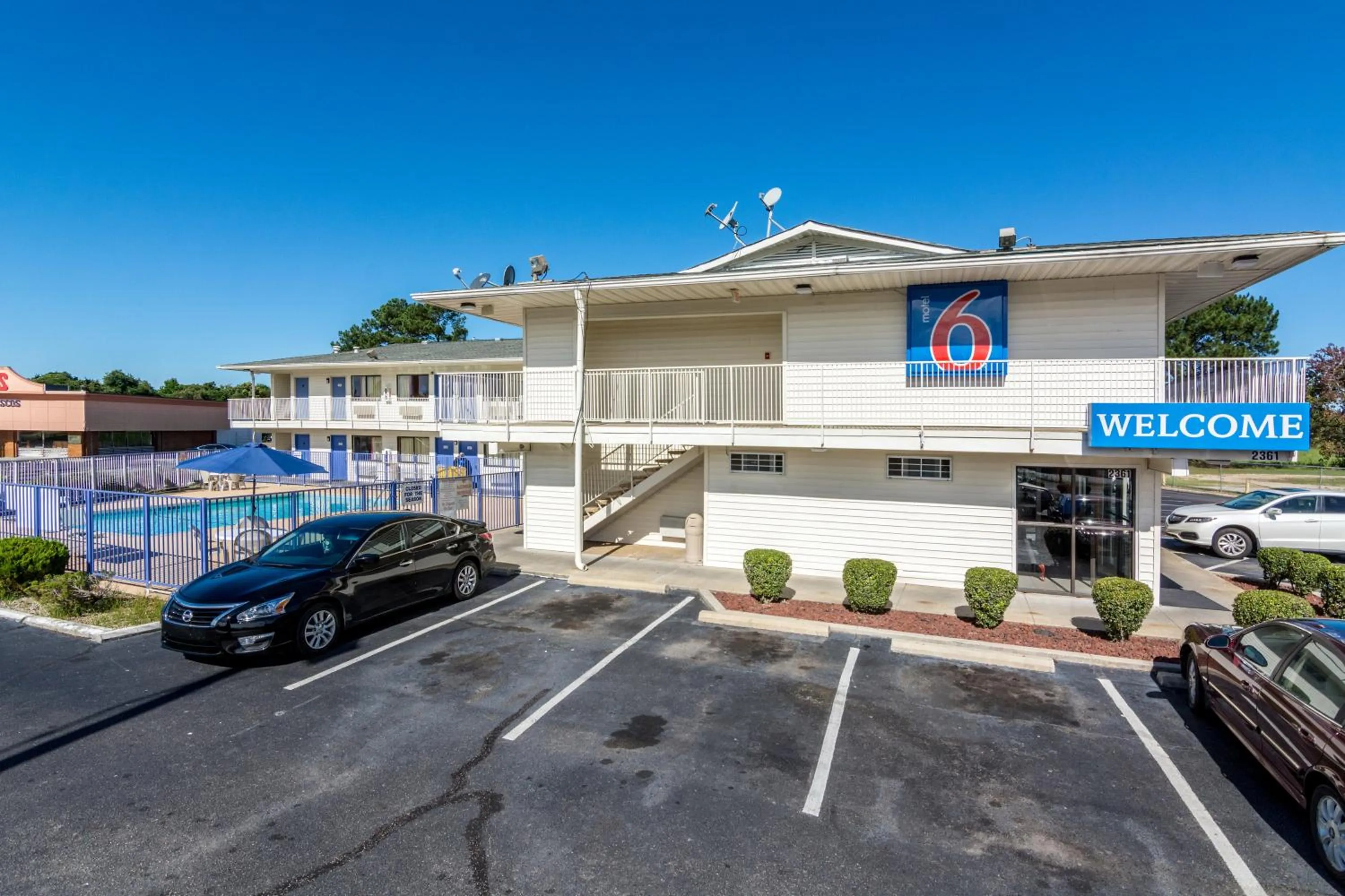 Facade/entrance in Motel 6-Lumberton, NC