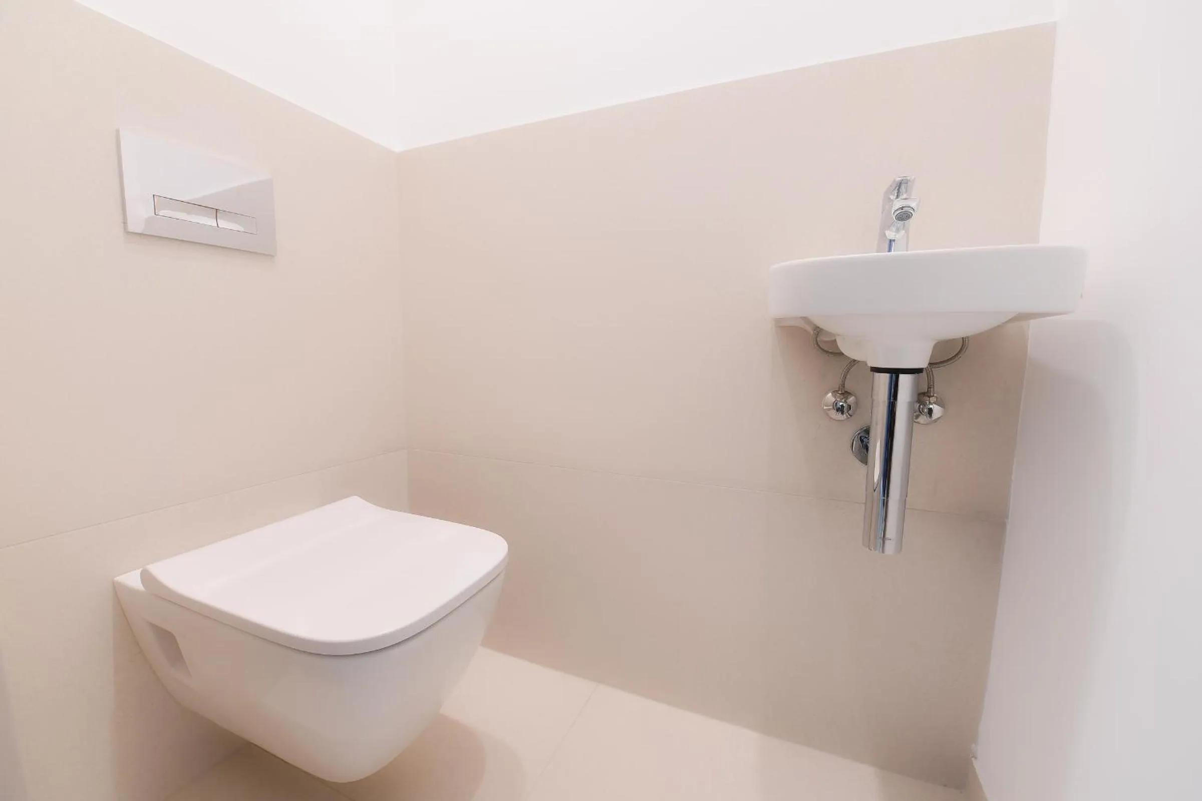 Toilet in Oliver Lux