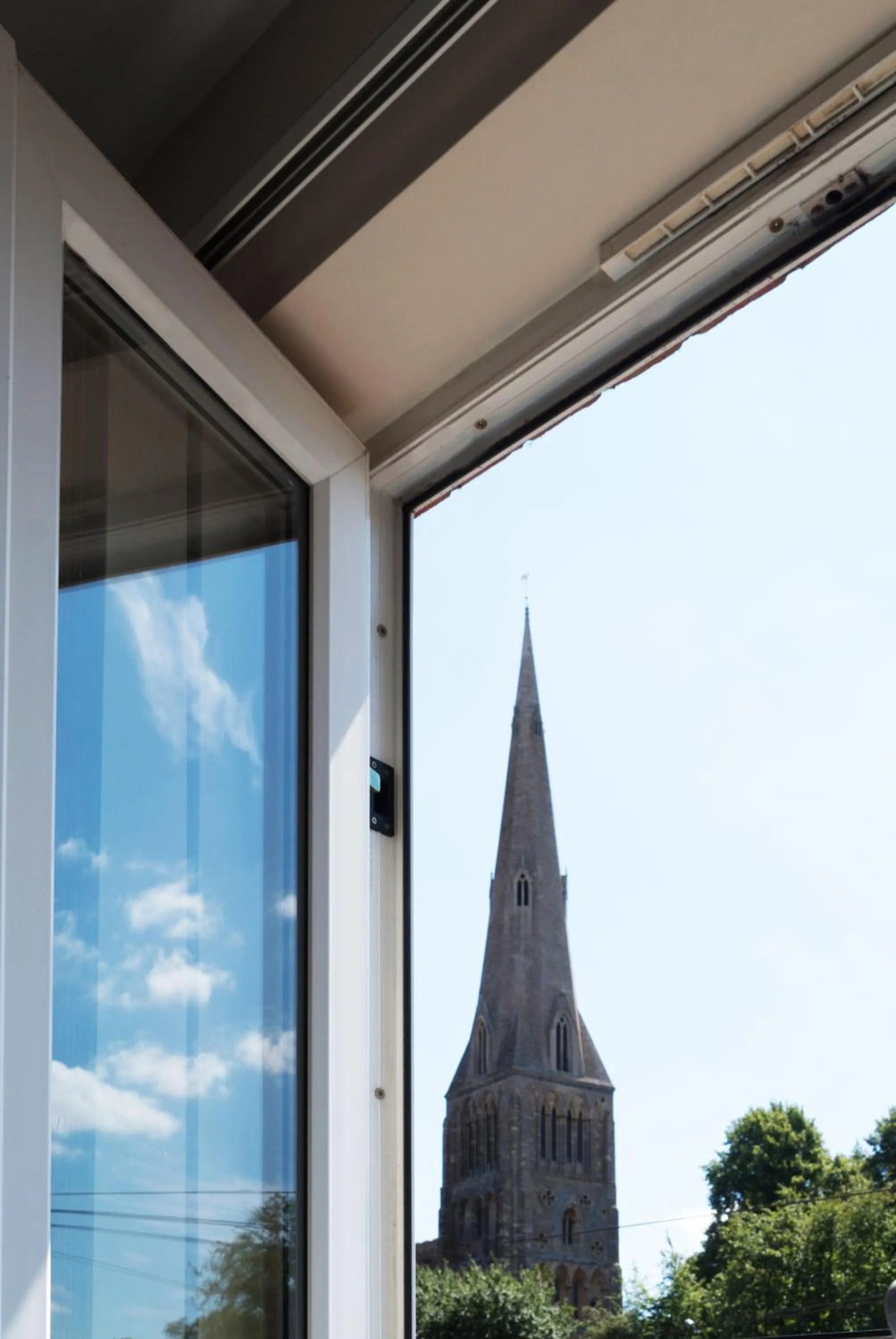 Property building in Chestnut Court 2 Bed Apartment FREE Parking WiiFi Smart TV