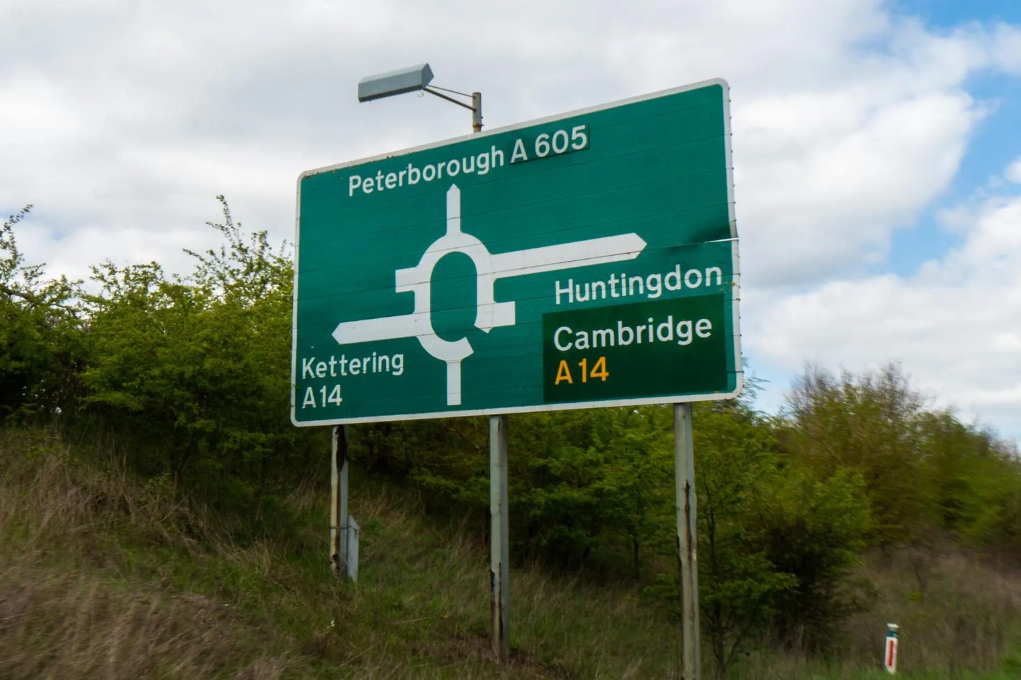 Property building in Chestnut Court 2 Bed Apartment FREE Parking WiiFi Smart TV