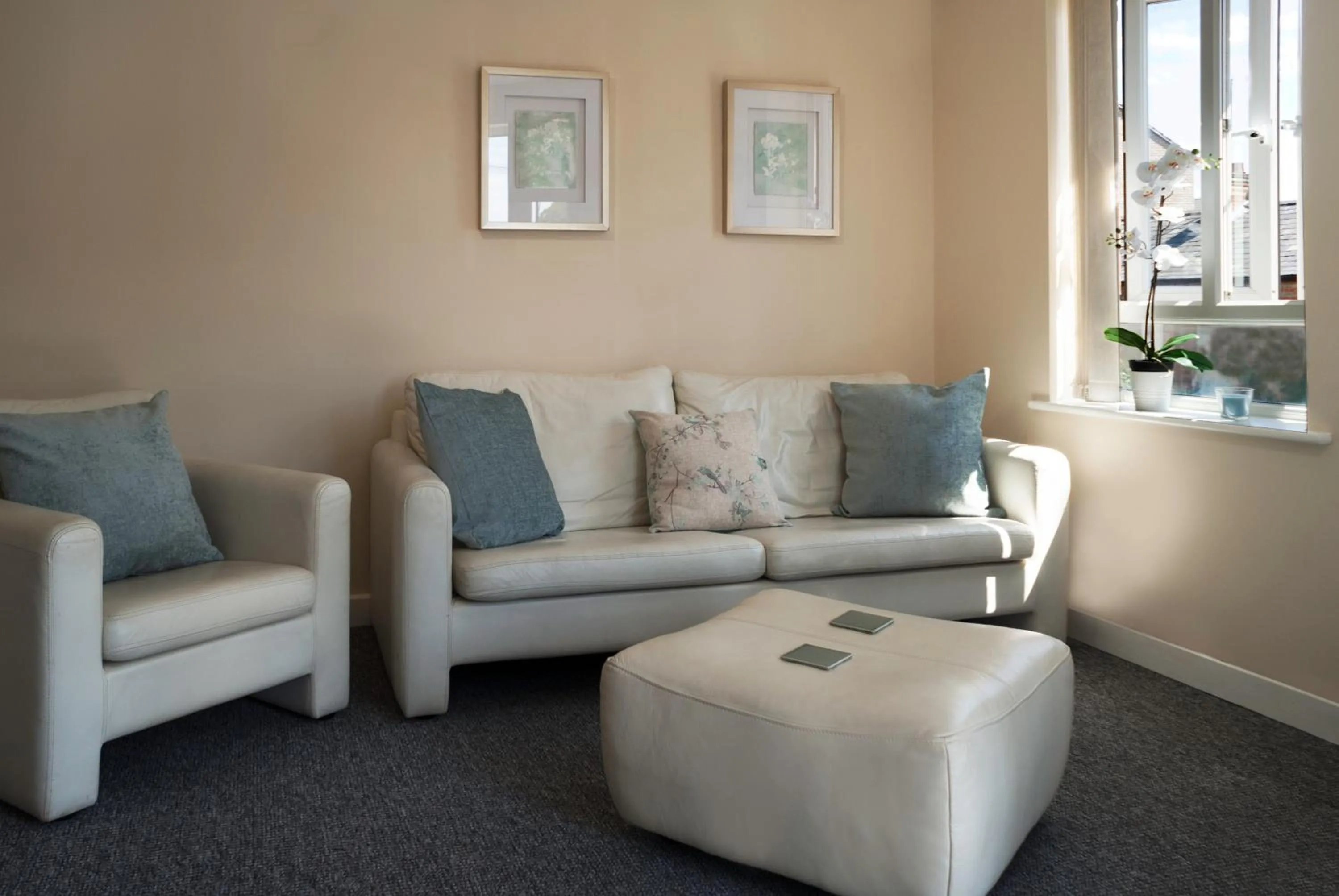 Living room in Chestnut Court 2 Bed Apartment FREE Parking WiiFi Smart TV