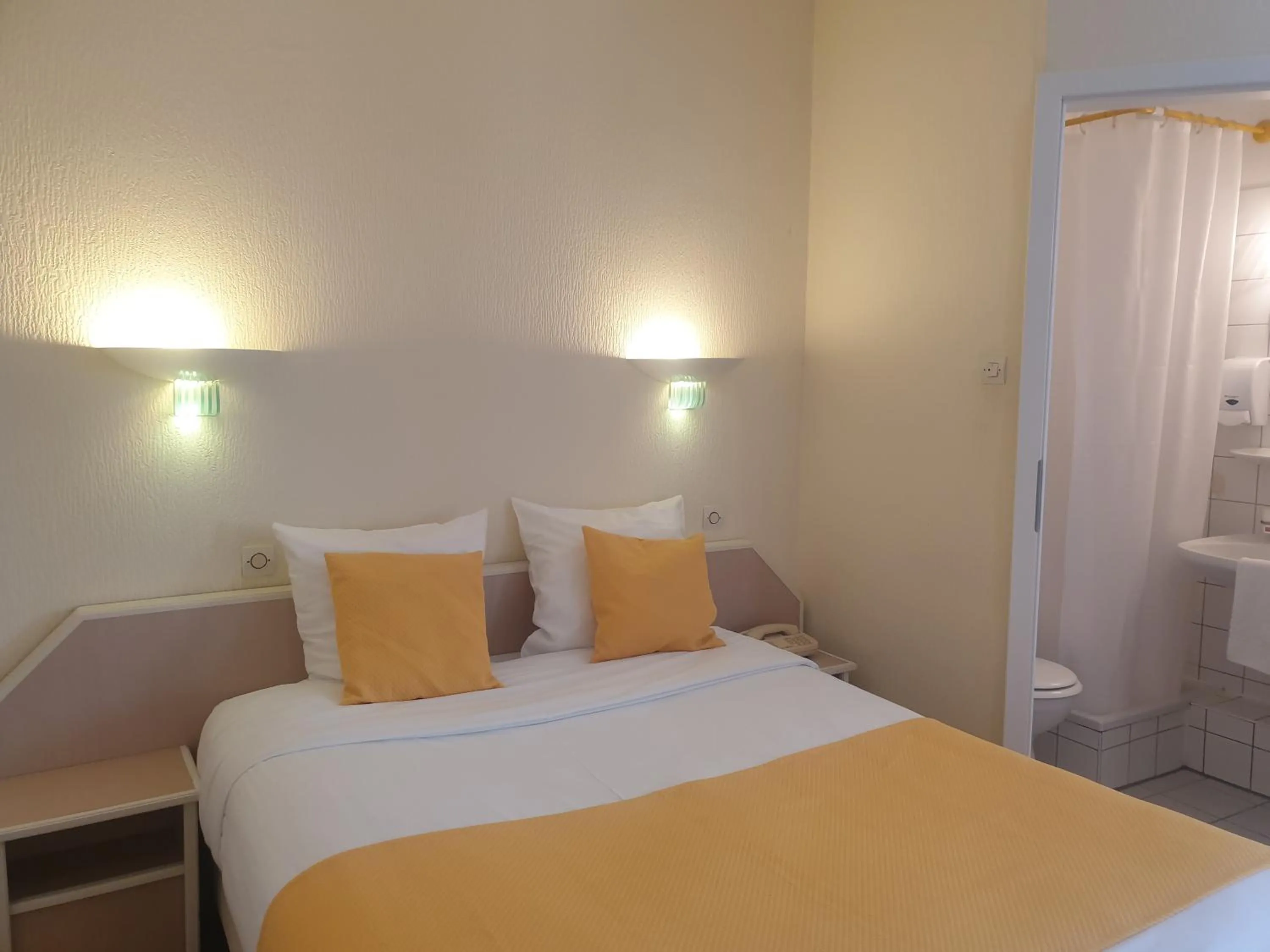 Bed in Hôtel Restaurant Aux Deux Roses