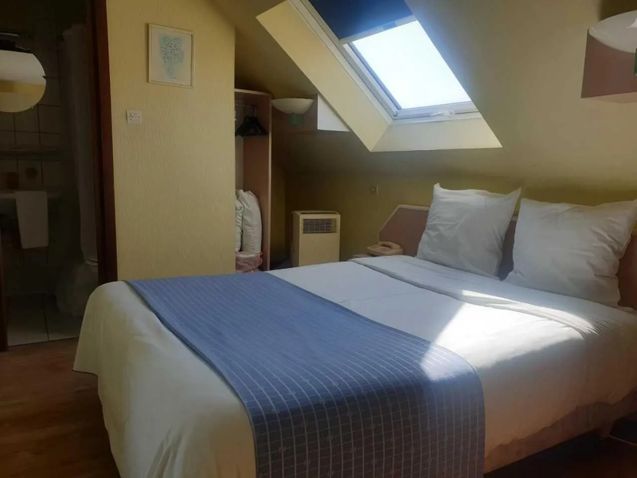 Bed in Hôtel Restaurant Aux Deux Roses