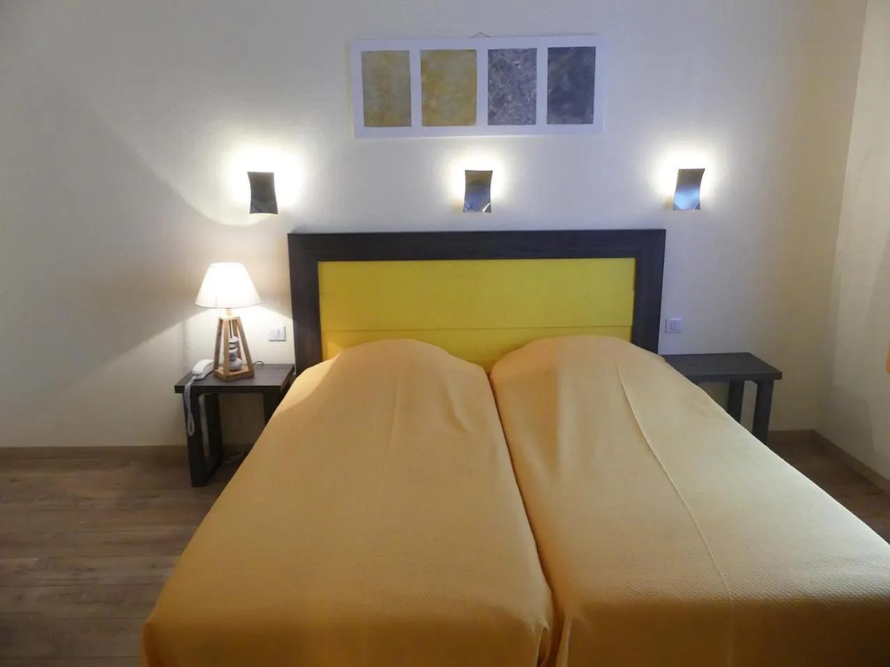 Bed in Hôtel Restaurant Aux Deux Roses