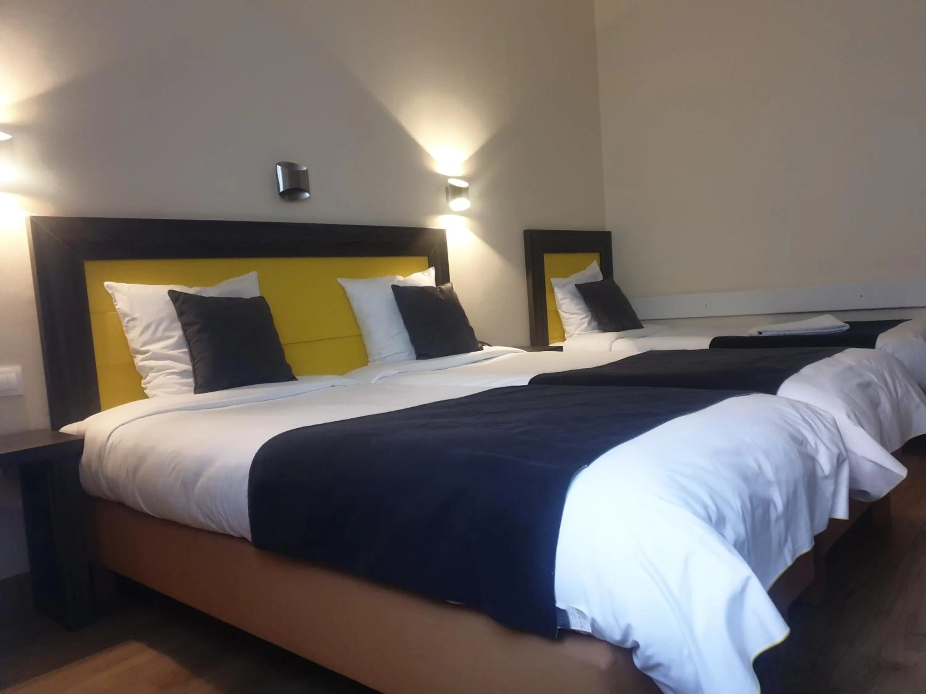 Bed in Hôtel Restaurant Aux Deux Roses