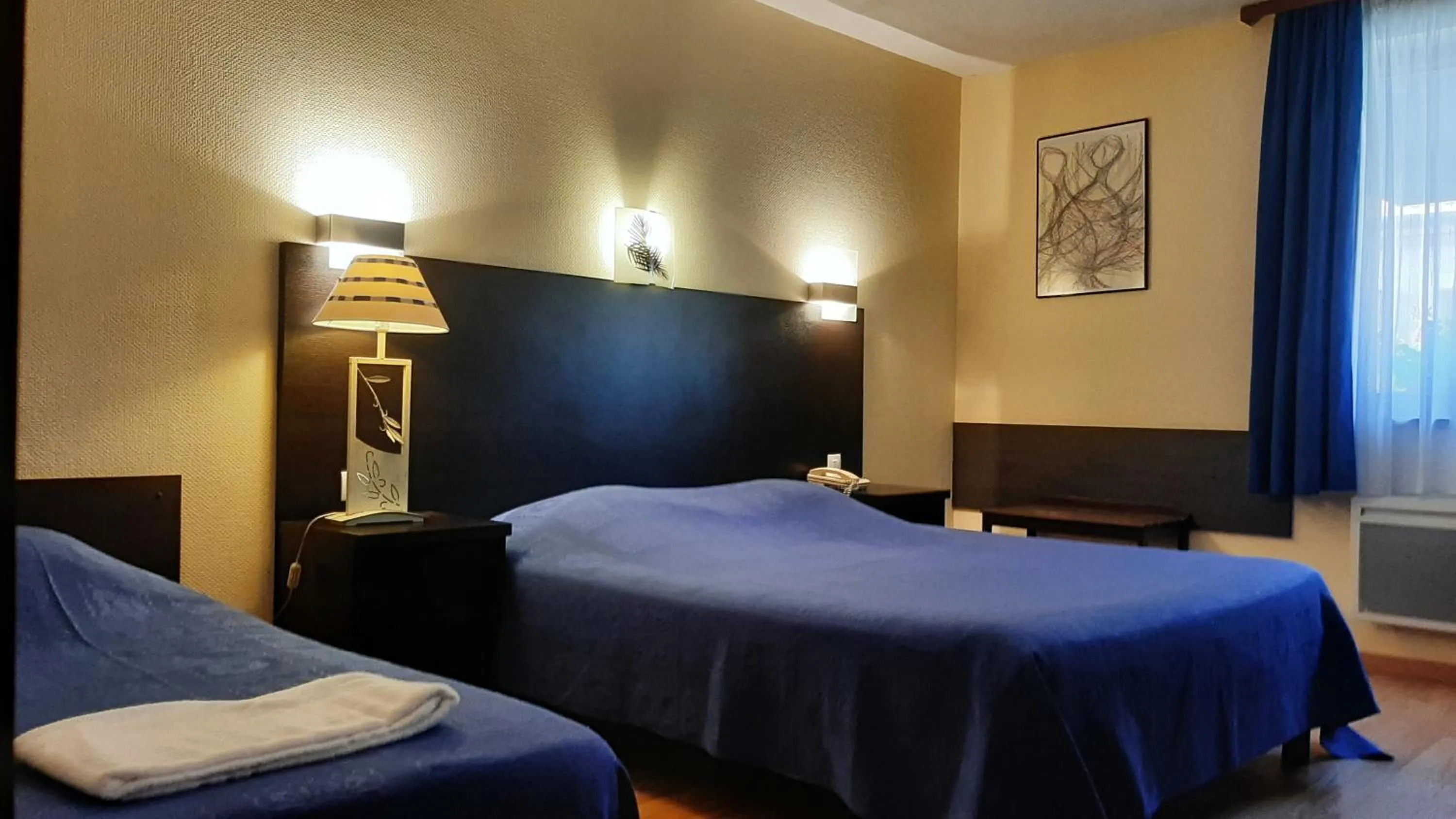 Bed in Hôtel Restaurant Aux Deux Roses