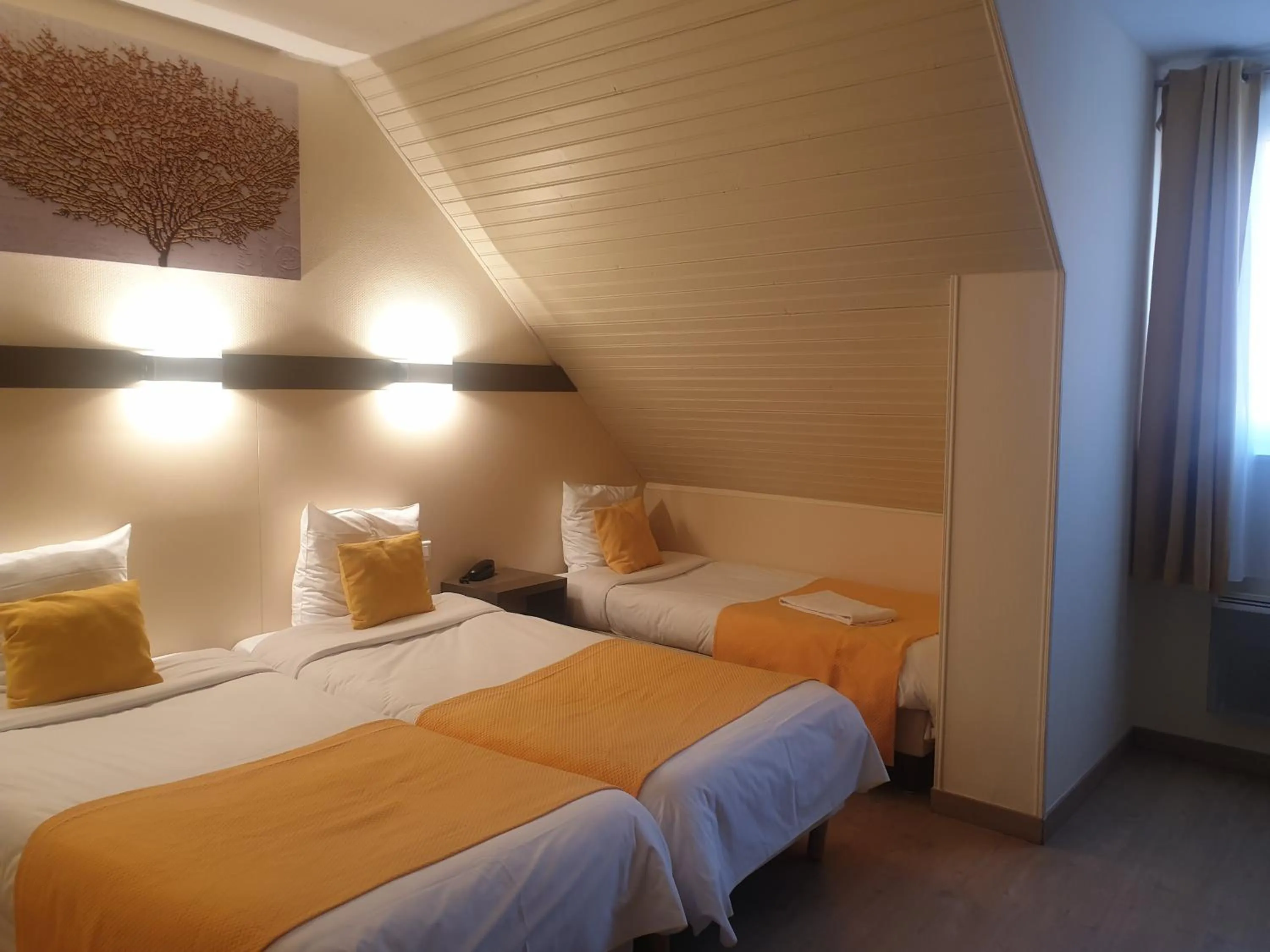 Bed in Hôtel Restaurant Aux Deux Roses