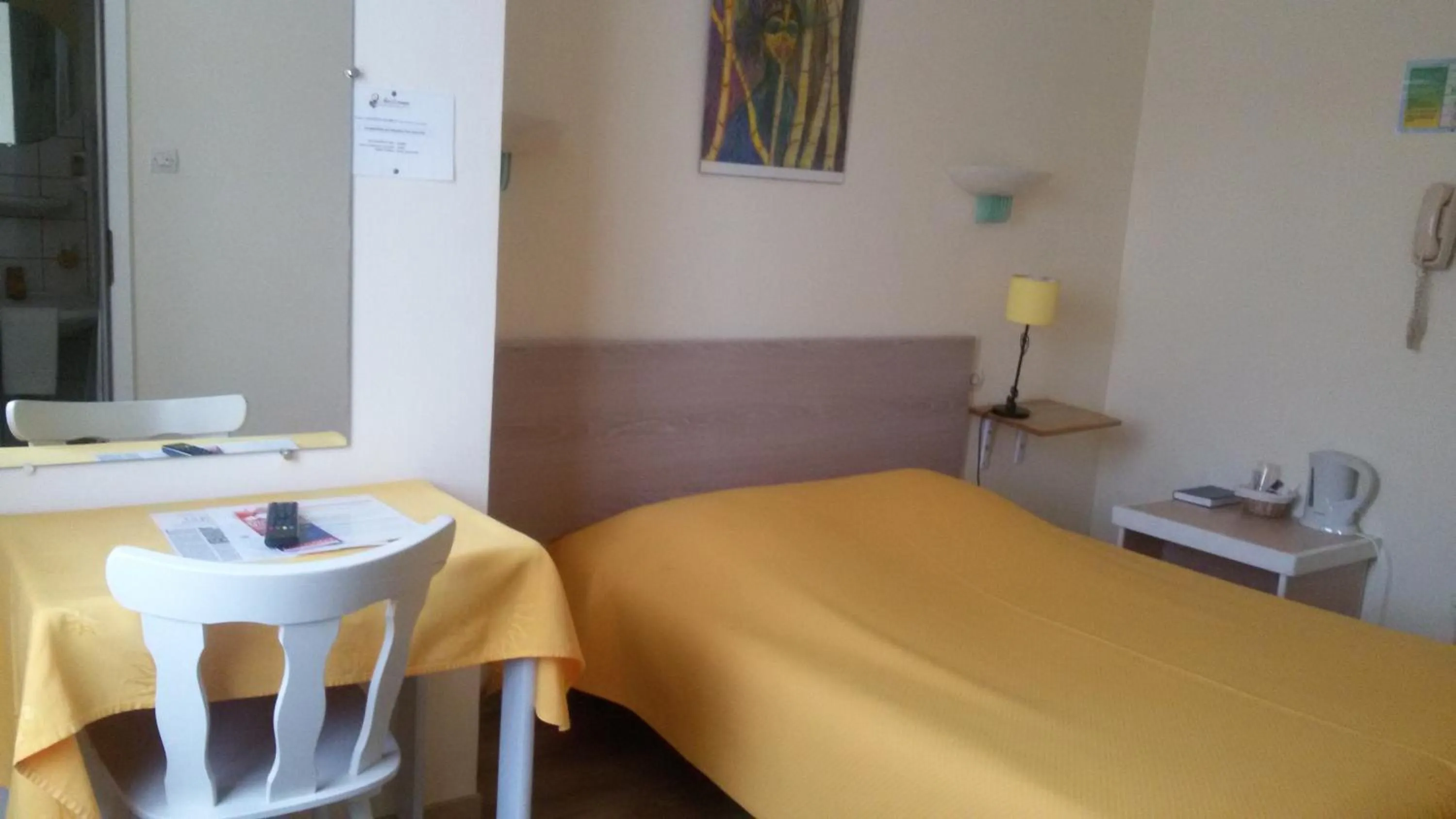 Bed in Hôtel Restaurant Aux Deux Roses