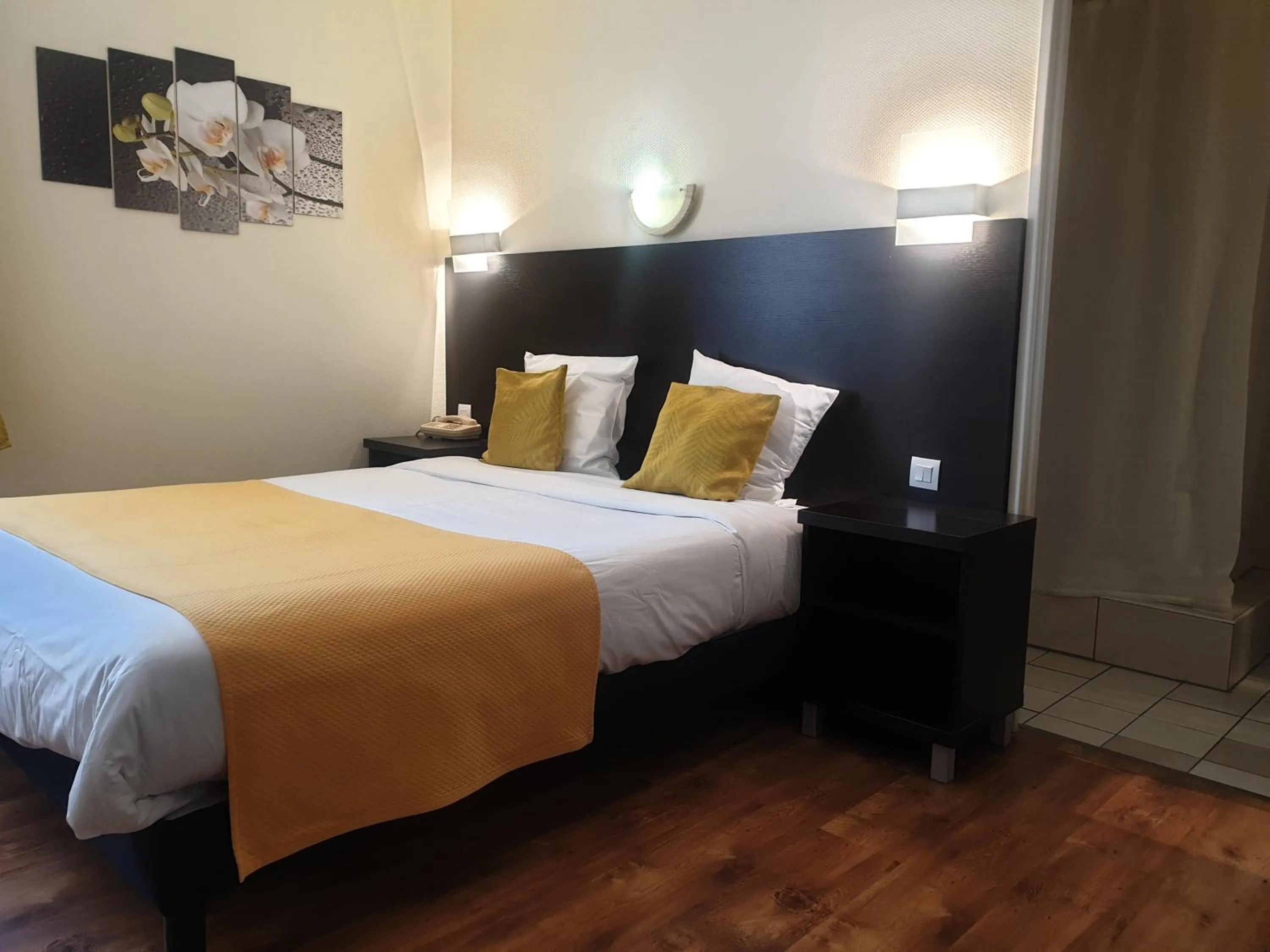 Bed in Hôtel Restaurant Aux Deux Roses