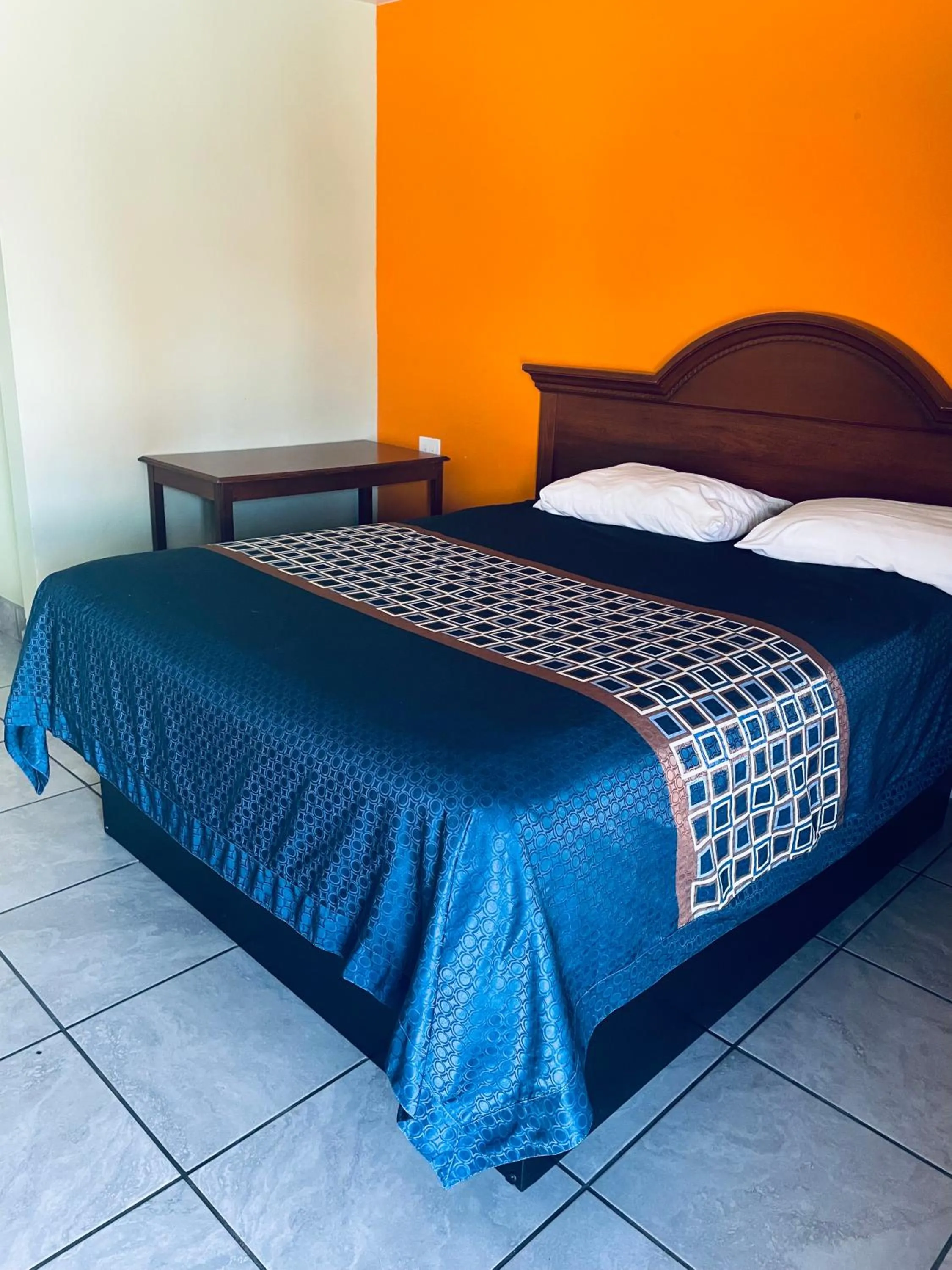 Photo of the whole room, Bed in Belmont Motel