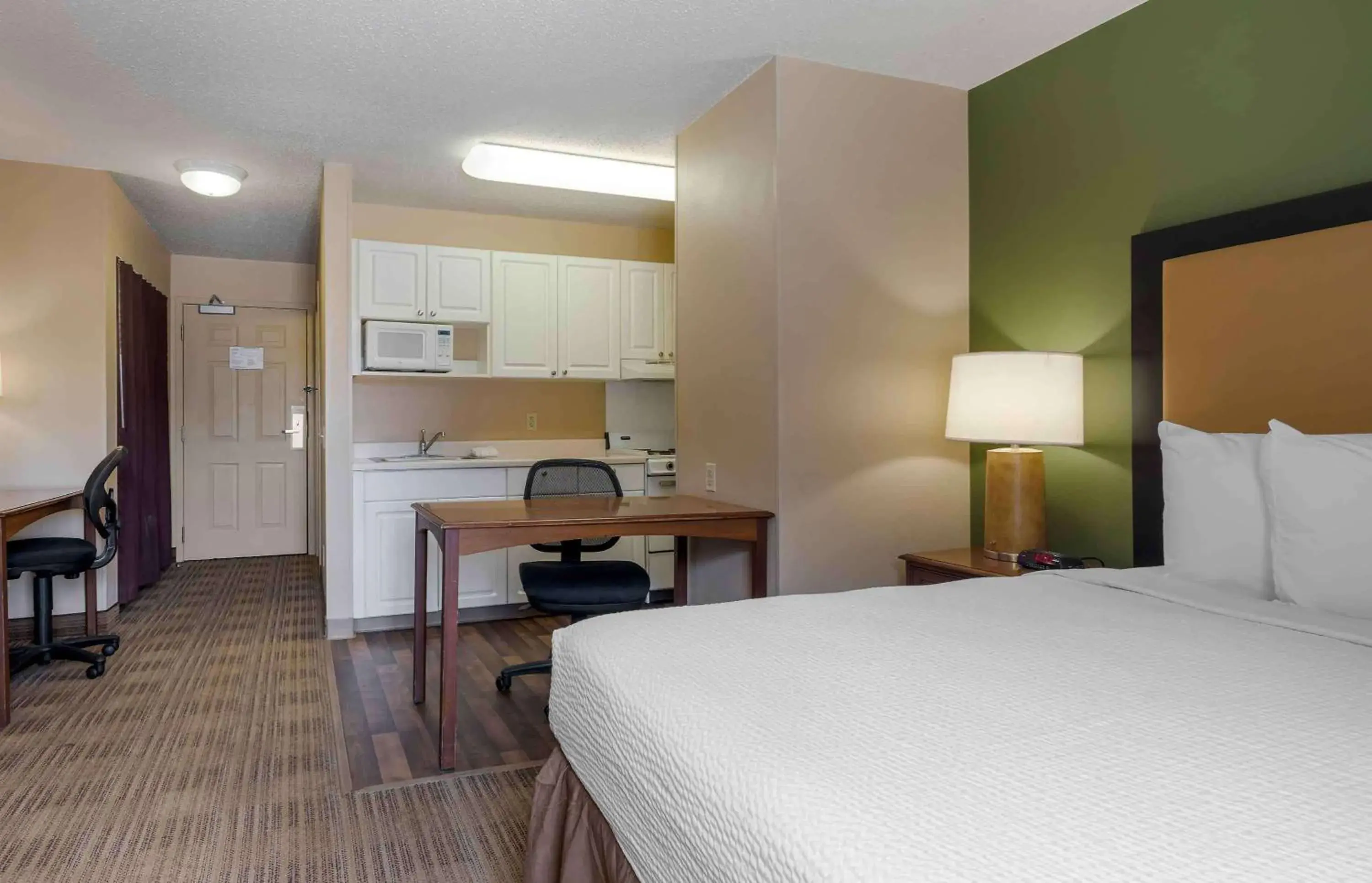 Bedroom, Bed in Extended Stay America Select Suites - Dallas - Farmers Branch Bedroom, Bed in Extended Stay America Select Suites - Dallas - Farmers Branch