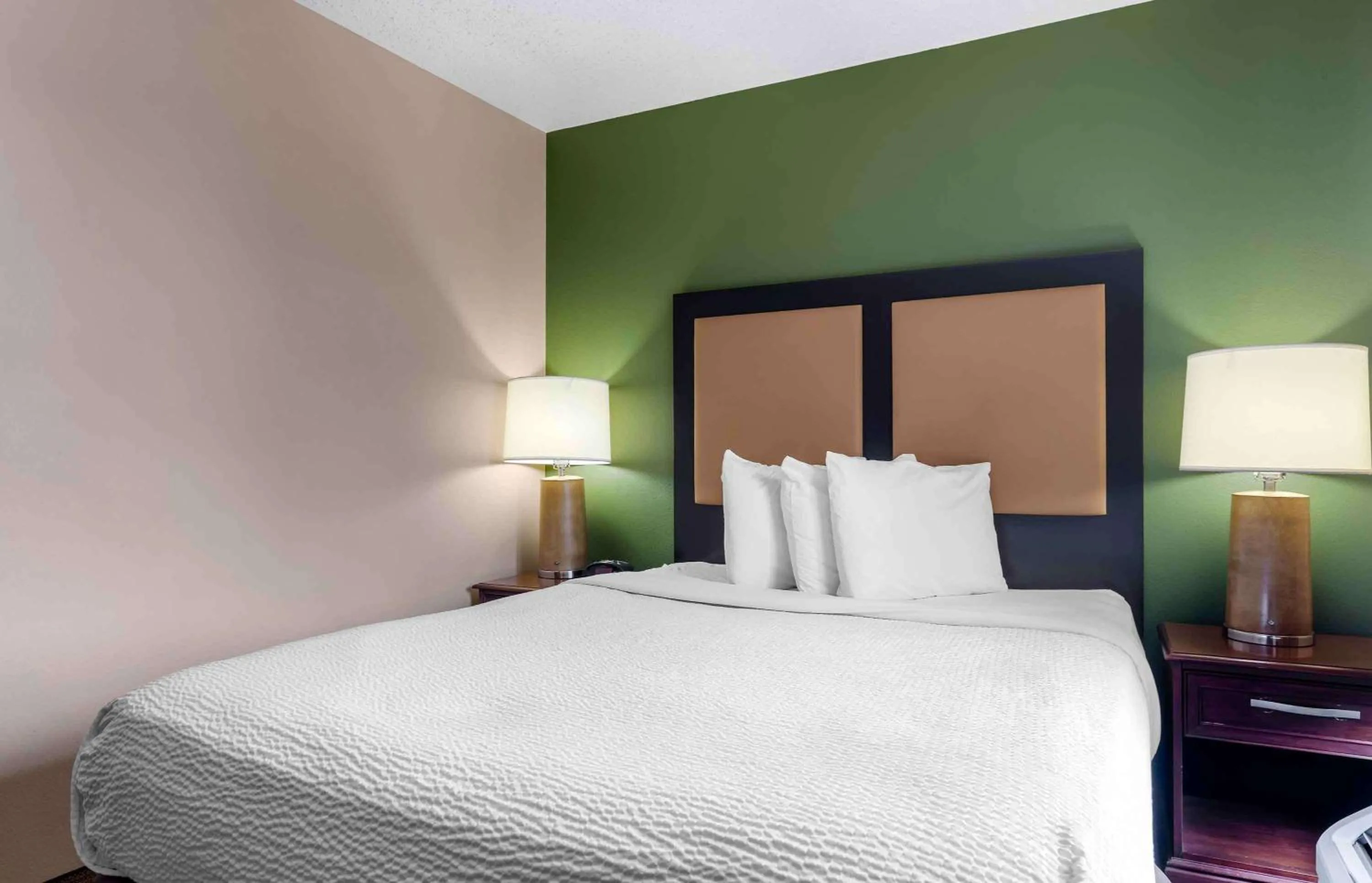 Bedroom, Bed in Extended Stay America Select Suites - Dallas - Farmers Branch