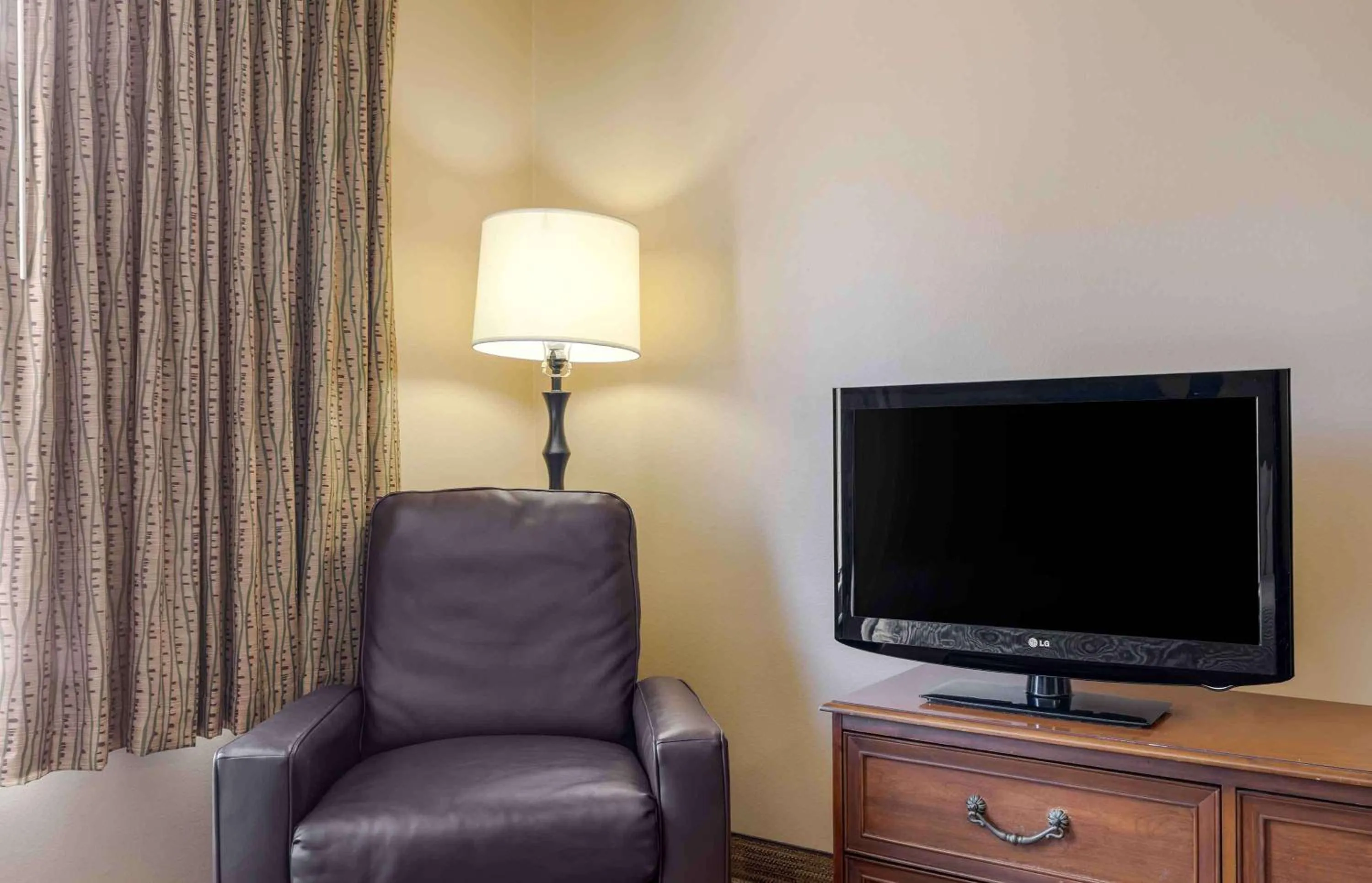Bedroom in Extended Stay America Select Suites - Dallas - Farmers Branch