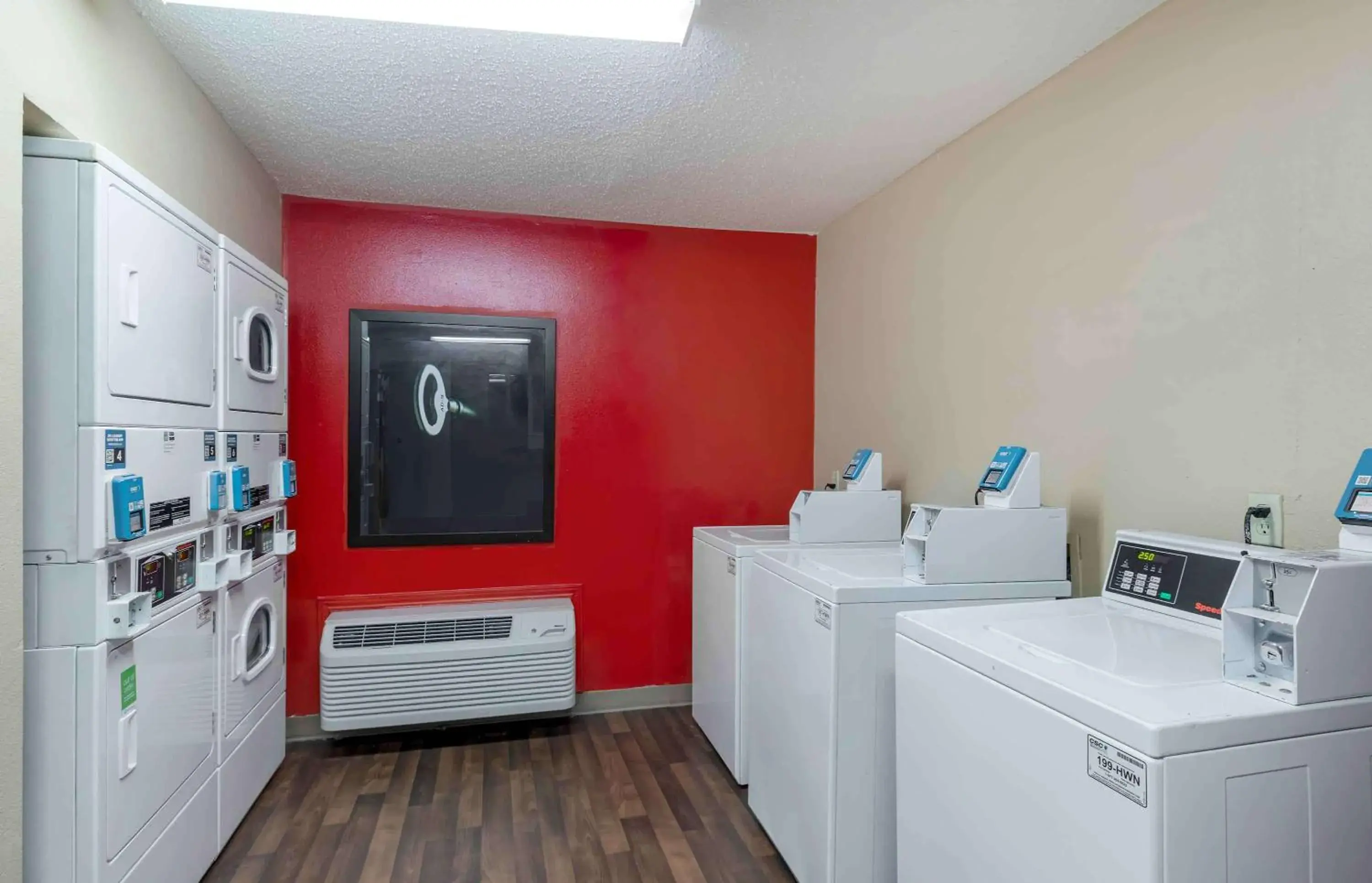 Property building in Extended Stay America Select Suites - Dallas - Farmers Branch Property building in Extended Stay America Select Suites - Dallas - Farmers Branch