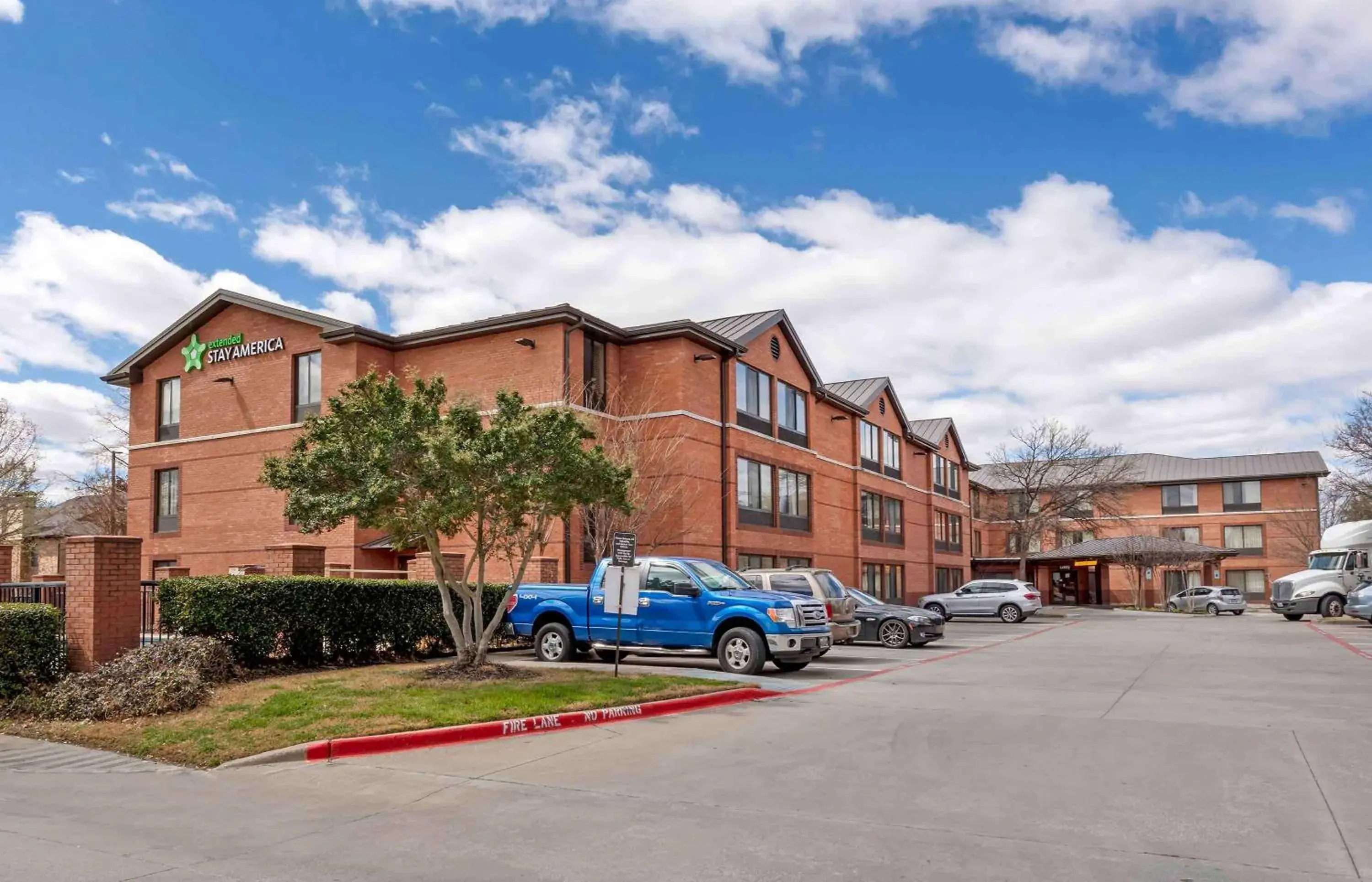 Property building in Extended Stay America Select Suites - Dallas - Farmers Branch Property building in Extended Stay America Select Suites - Dallas - Farmers Branch
