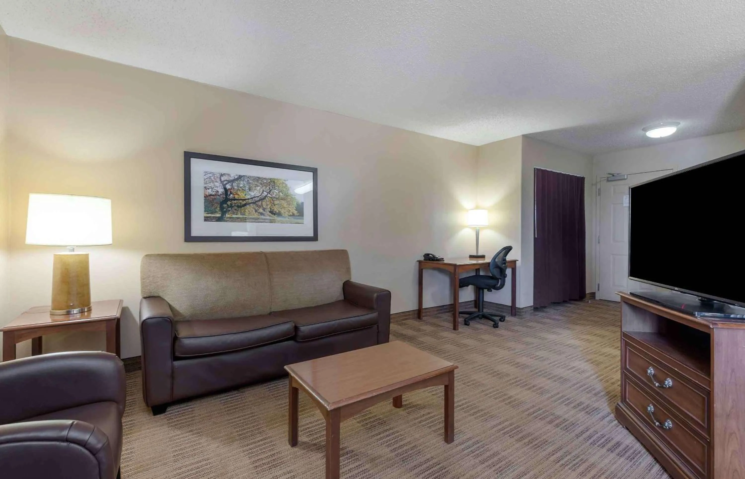 Bedroom in Extended Stay America Select Suites - Dallas - Farmers Branch