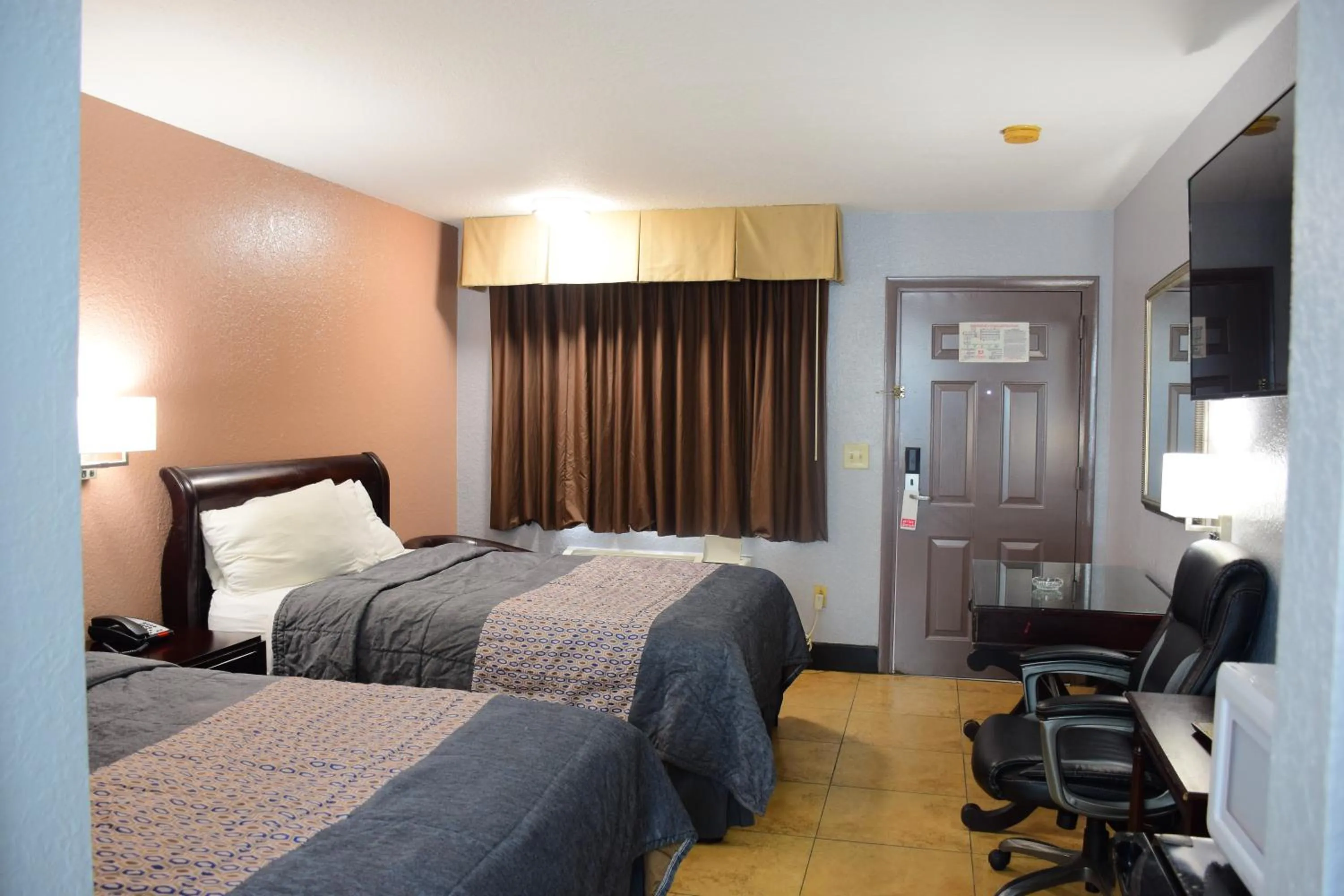 Bed in Flamingo Motel