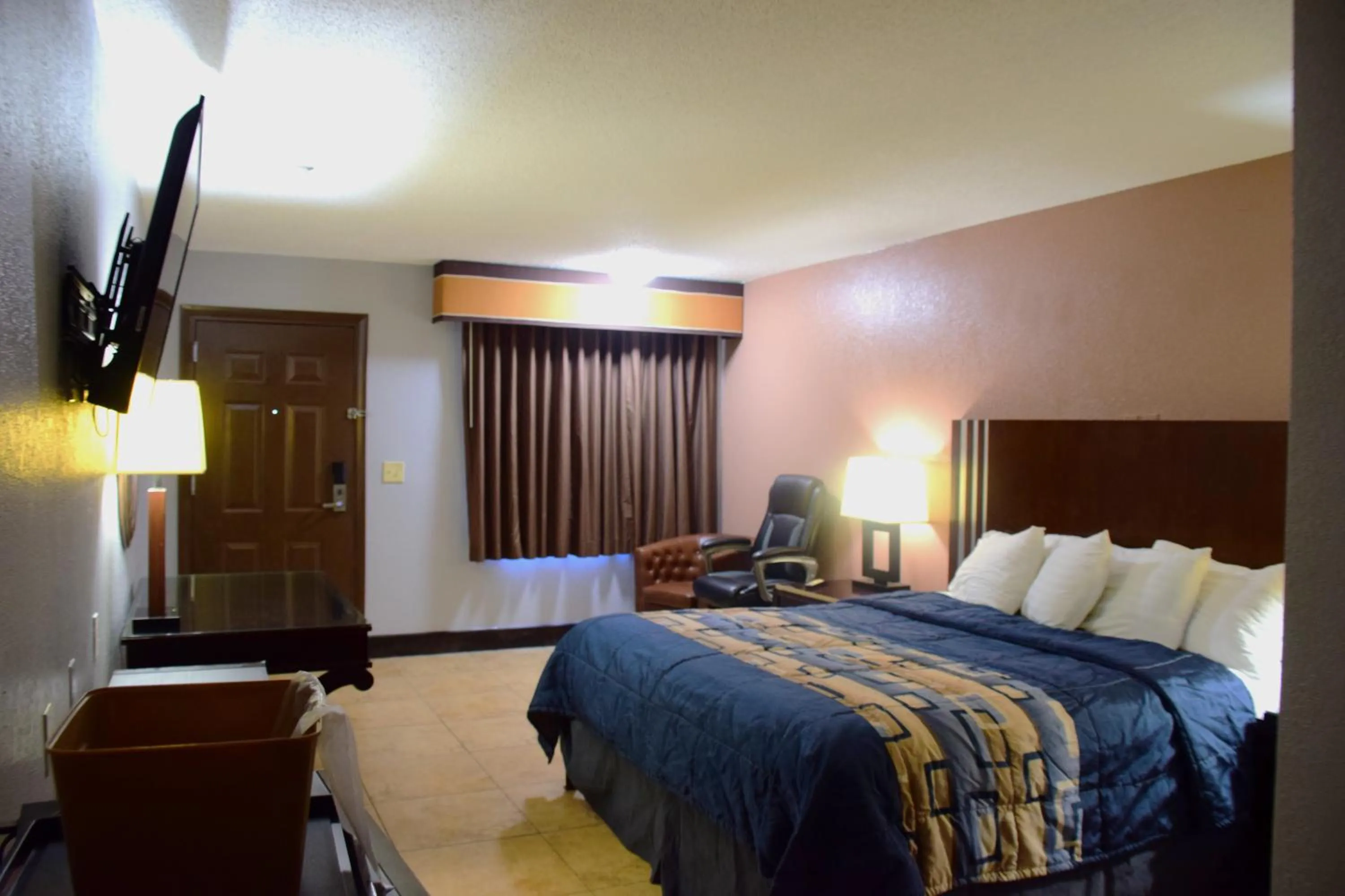 Bed in Flamingo Motel