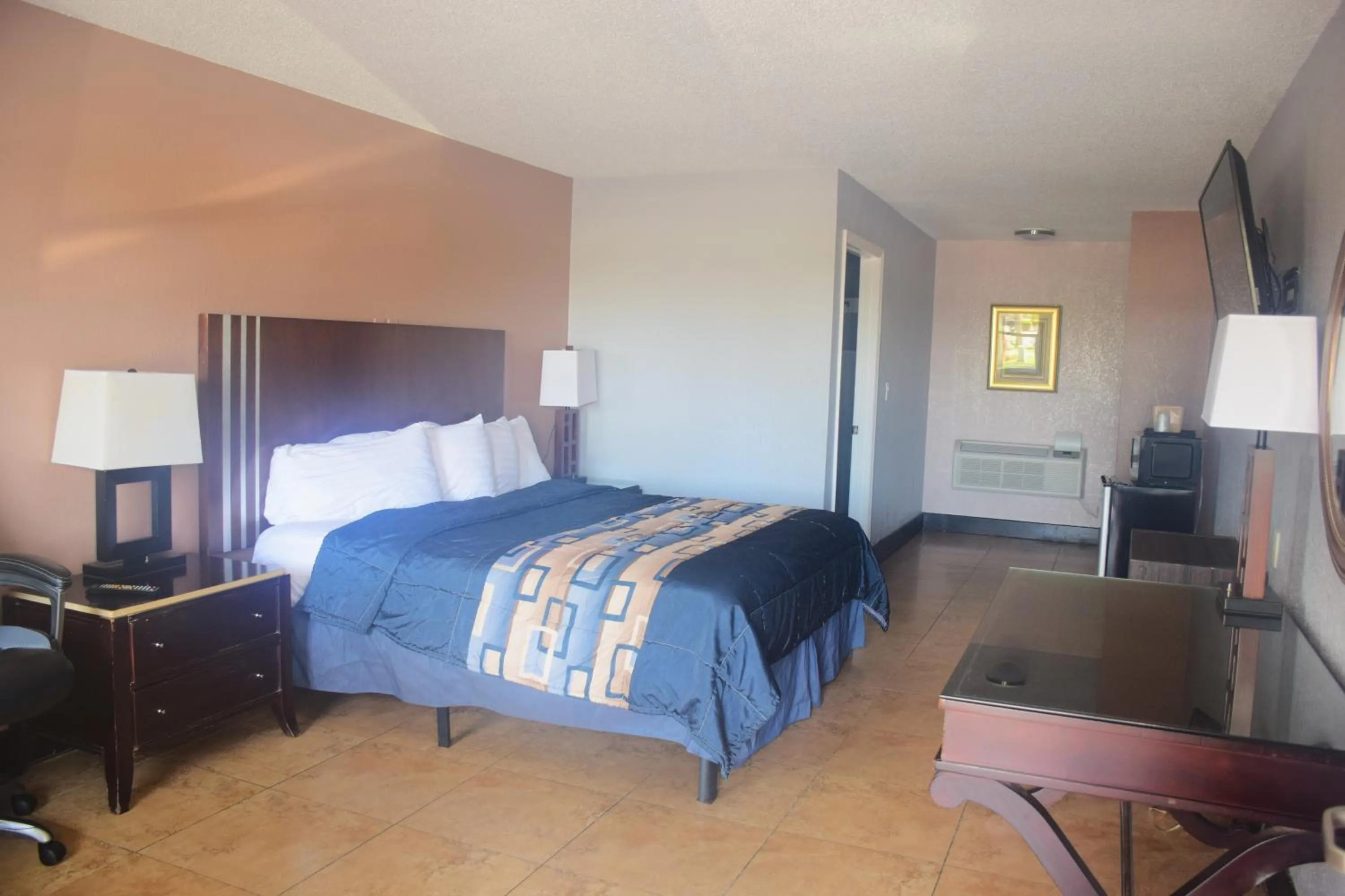 Bed in Flamingo Motel